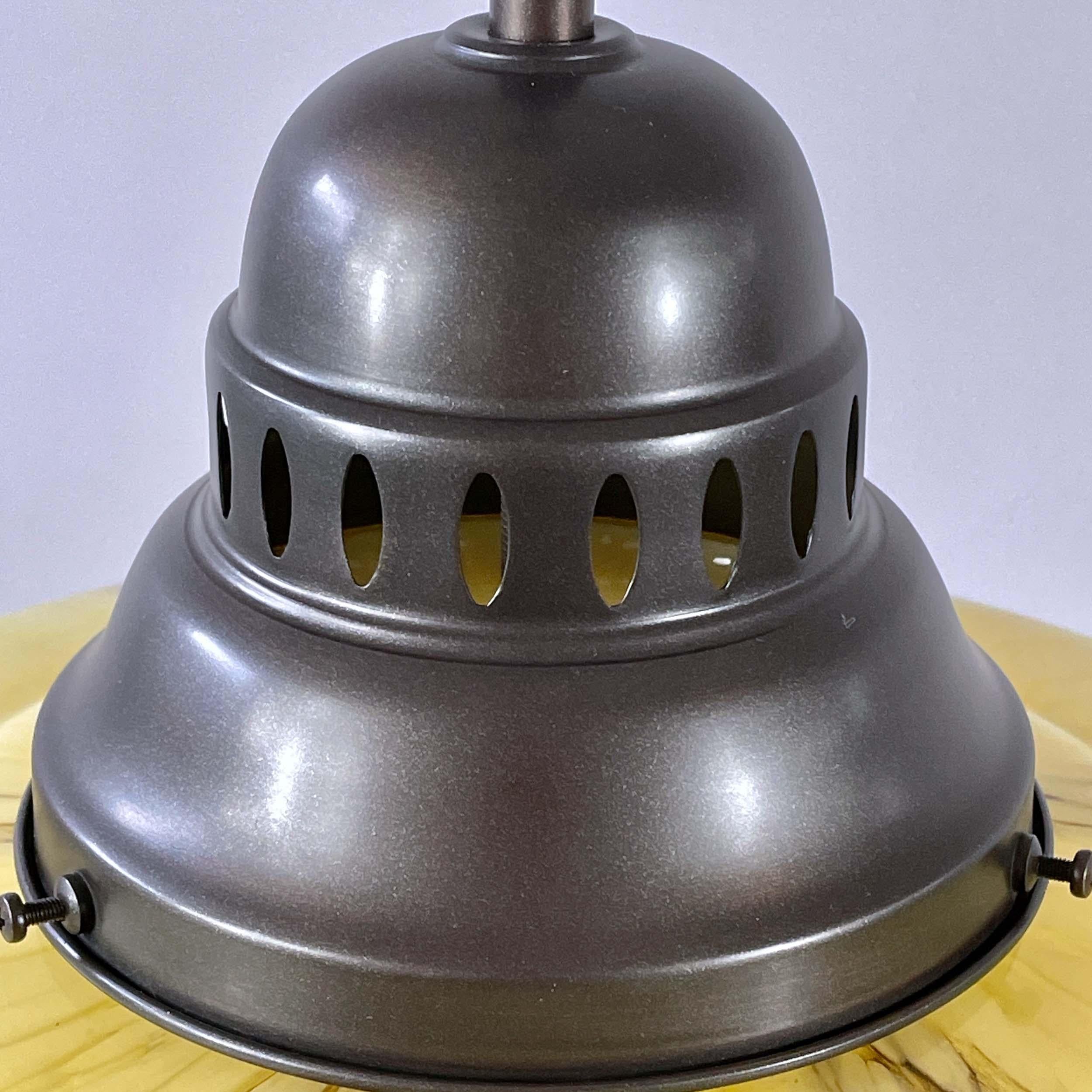 Colgante de vidrio opalino jaspeado y latón bruñido con borla, Alemania Años 30 en Bueno estado para la venta en NUEMBRECHT, NRW