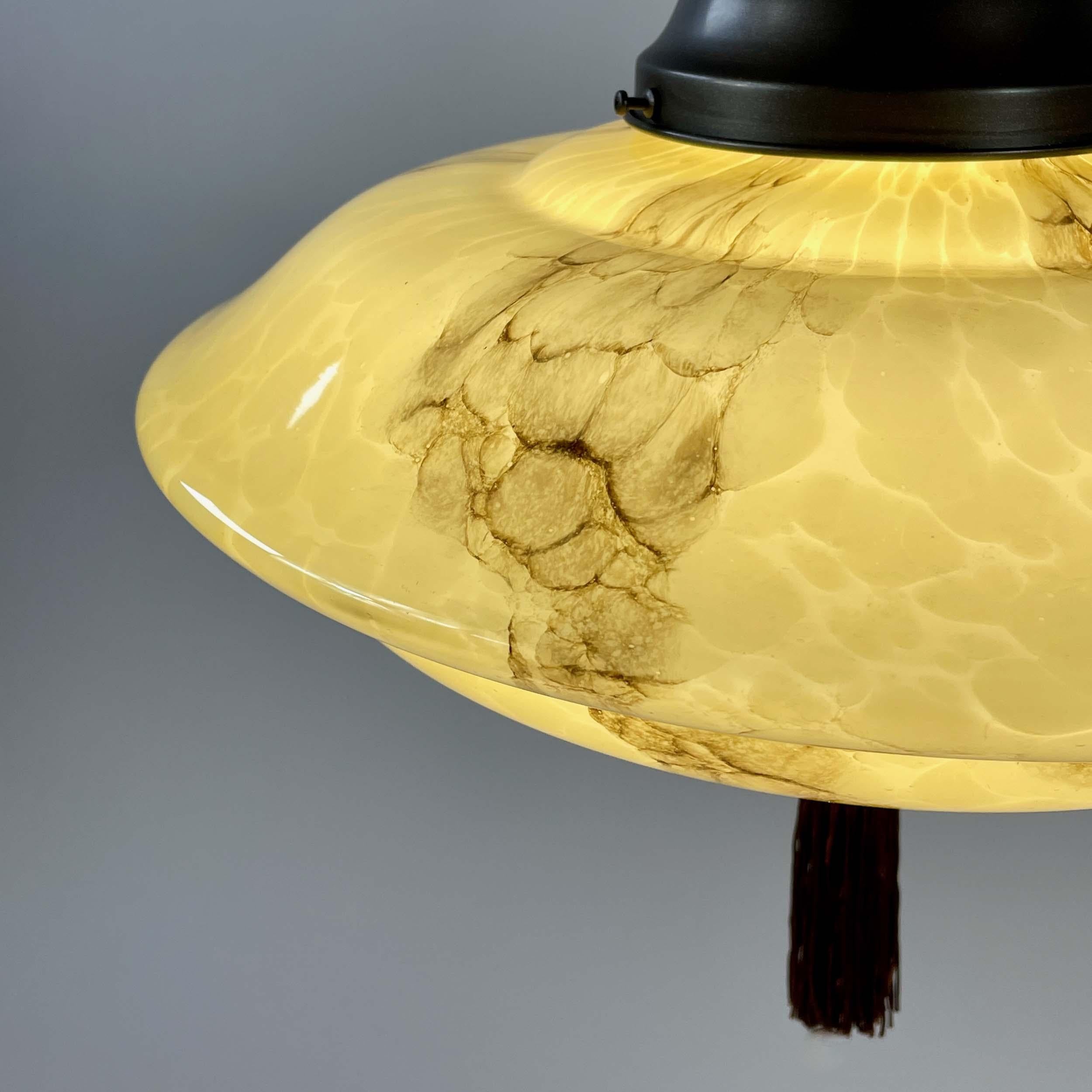 Colgante de vidrio opalino jaspeado y latón bruñido con borla, Alemania Años 30 mediados del siglo XX en venta