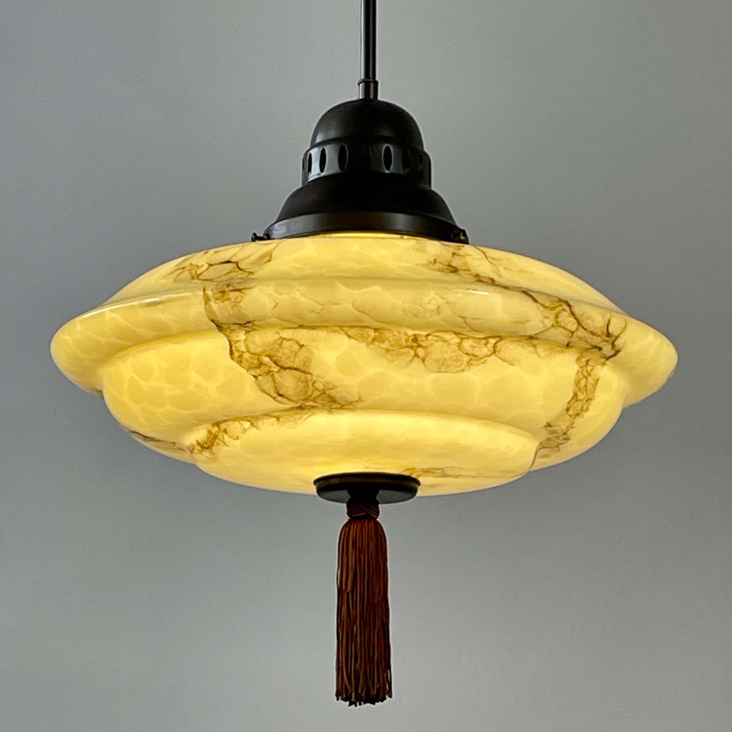 Colgante de vidrio opalino jaspeado y latón bruñido con borla, Alemania Años 30 Latón en venta