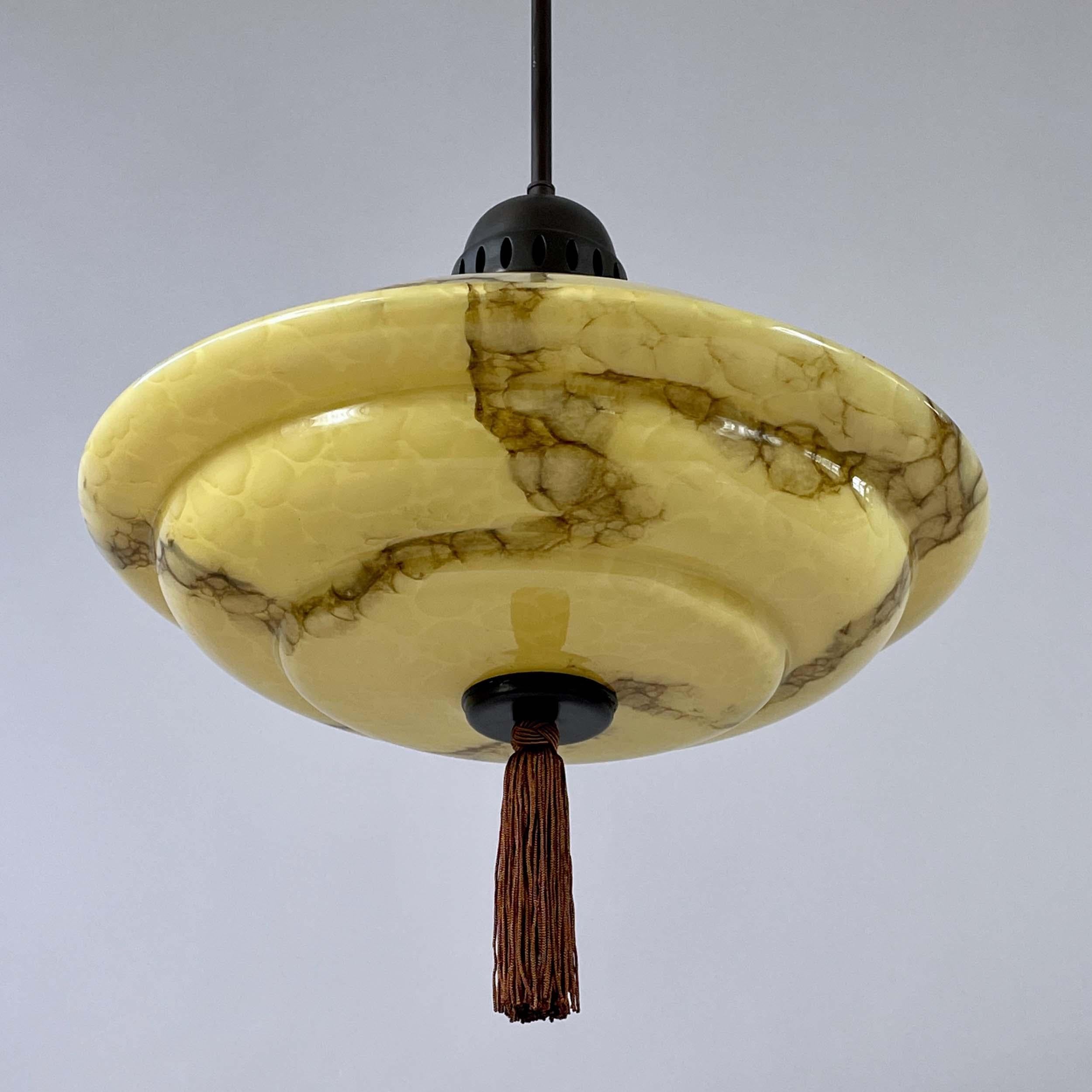 Colgante de vidrio opalino jaspeado y latón bruñido con borla, Alemania Años 30 en venta 1