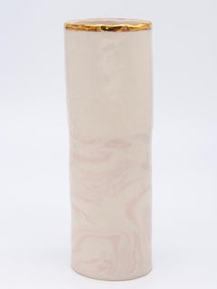 Vase aus marmoriertem rosa und weißem Ton mit vergoldetem Akzent