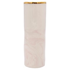 Vase aus marmoriertem rosa und weißem Ton mit vergoldetem Akzent