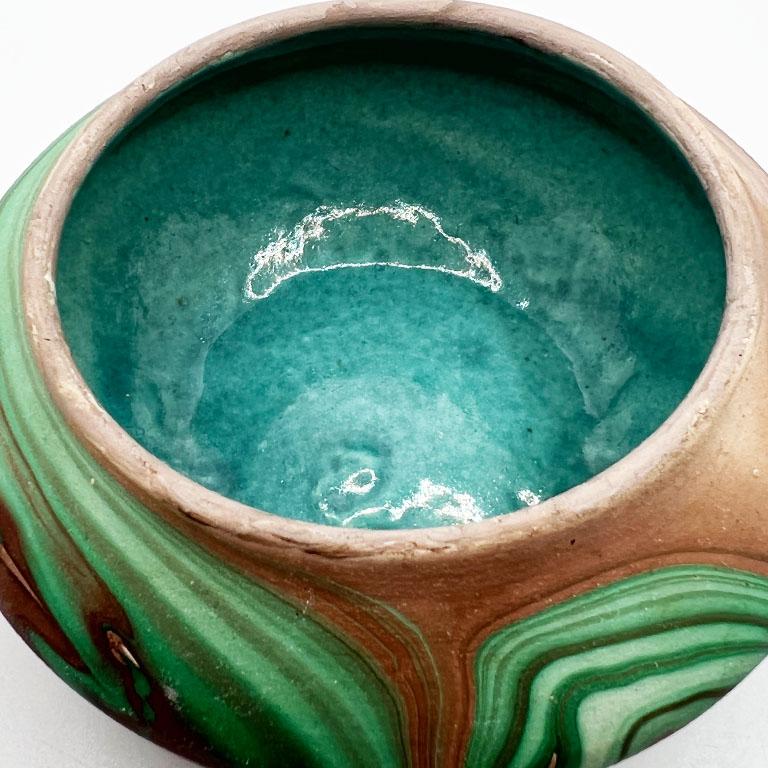 20ième siècle Bol en poterie marbrée de bord de route à motif malachite avec intérieur émaillé turquoise en vente