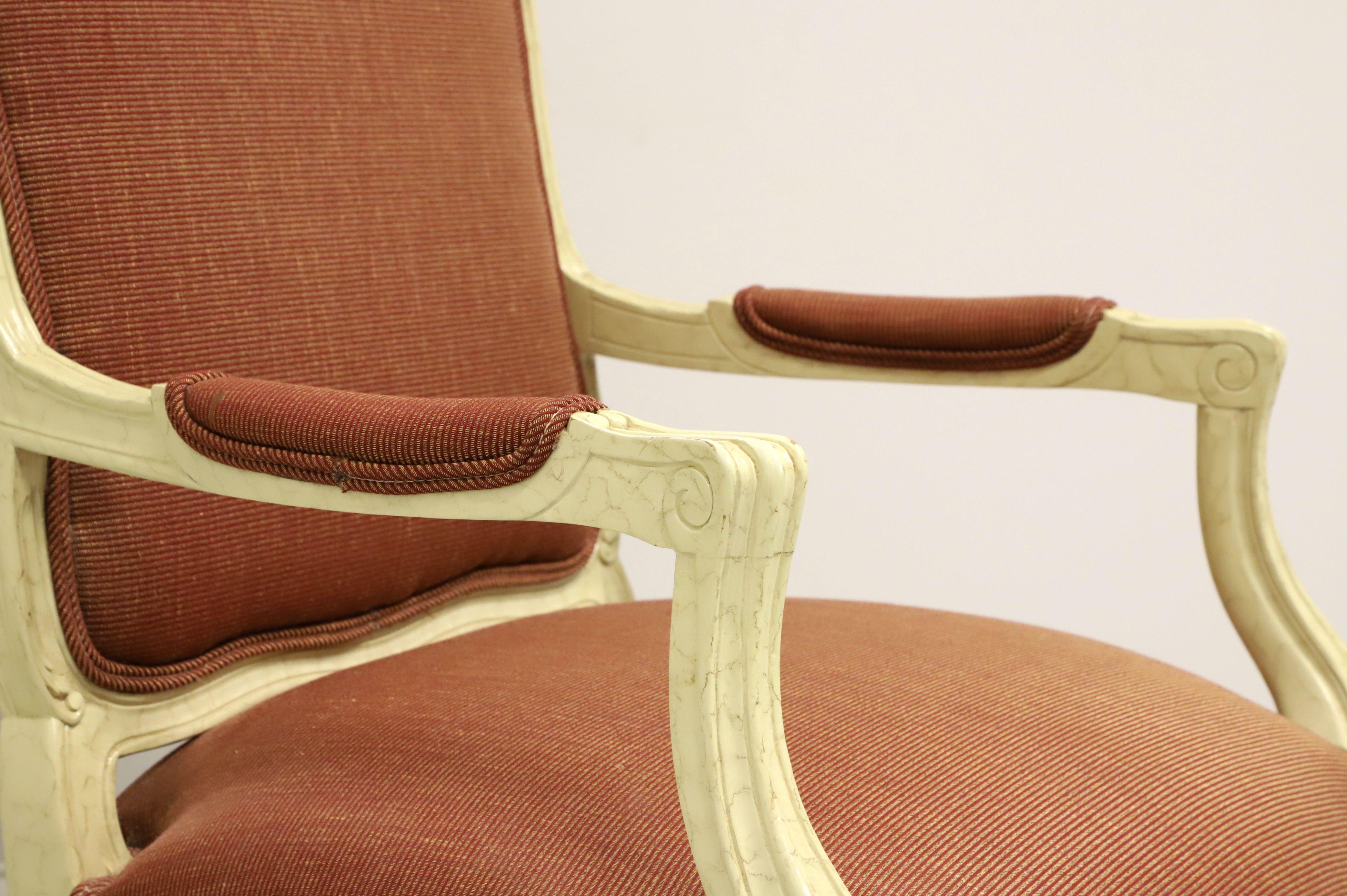 Marmorierter cremefarbener französischer Bergere-Sessel im Stil Louis XV. (Stoff) im Angebot