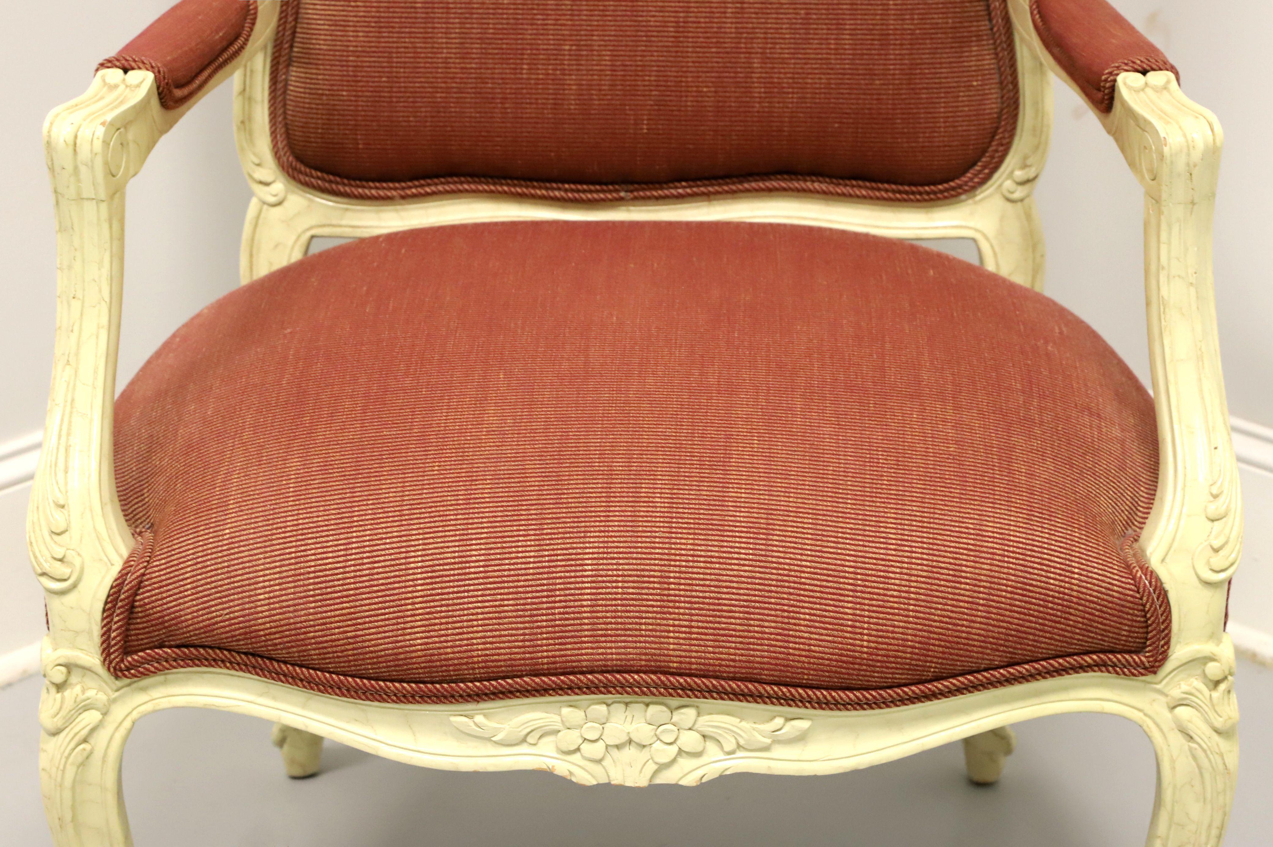 Marmorierter cremefarbener französischer Bergere-Sessel im Stil Louis XV. im Angebot 1
