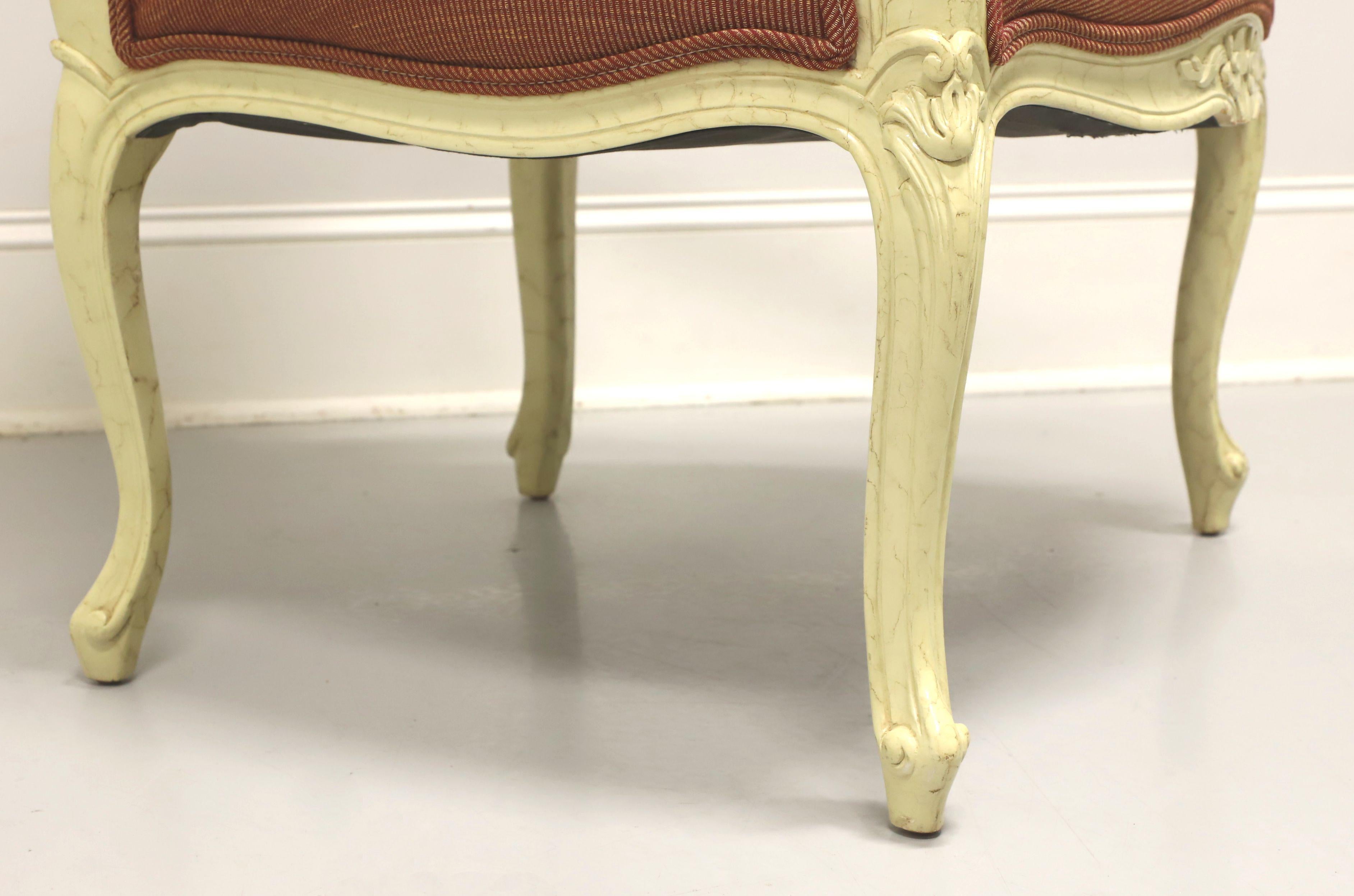 Marmorierter cremefarbener französischer Bergere-Sessel im Stil Louis XV. im Angebot 2