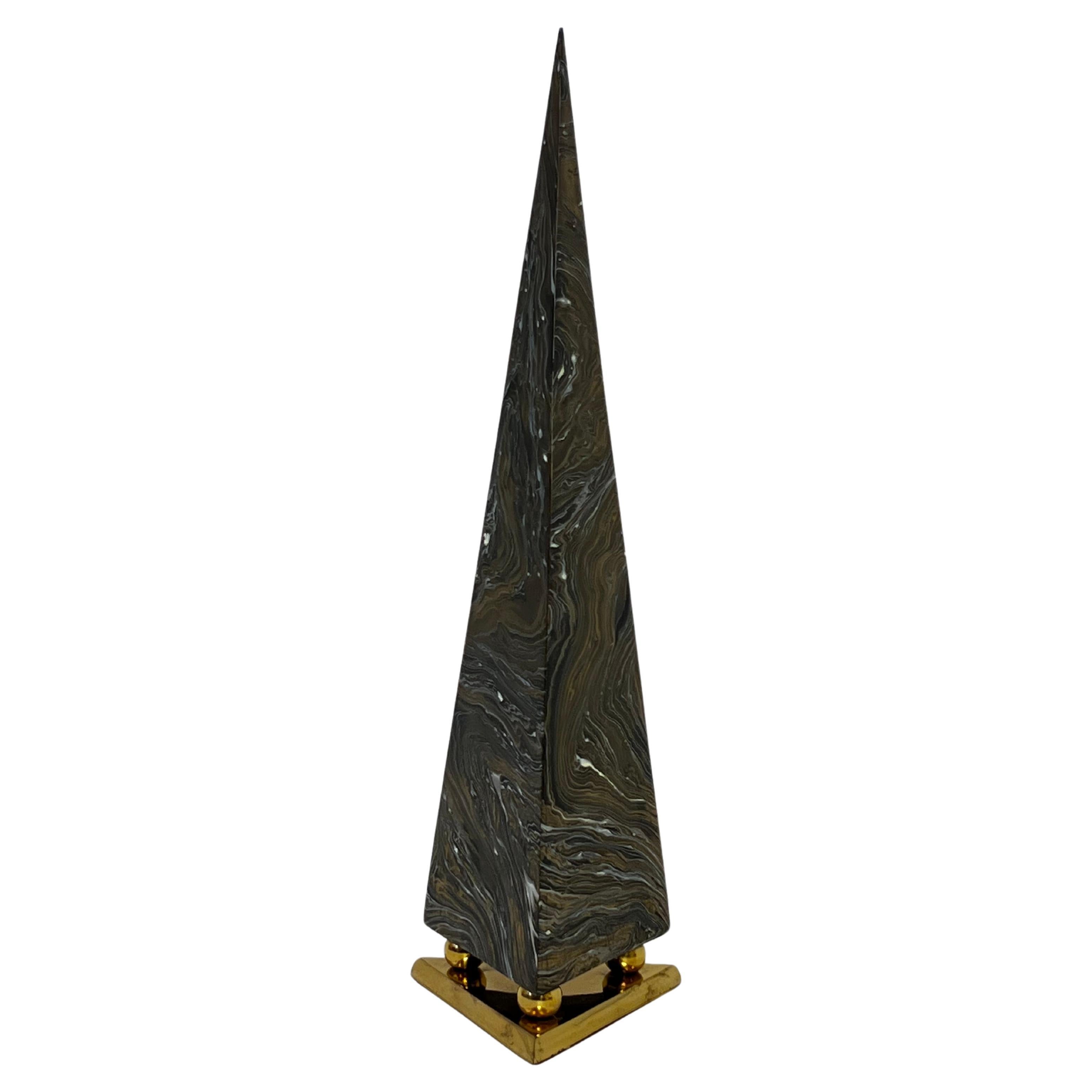 Pyramiden-Obelisk aus marmoriertem Messing, 1970er Jahre  Maitland Smith zugeschrieben. 

In originalem Vintage-Zustand zeigt leichte altersbedingte Gebrauchsspuren (siehe Detailfotos). 