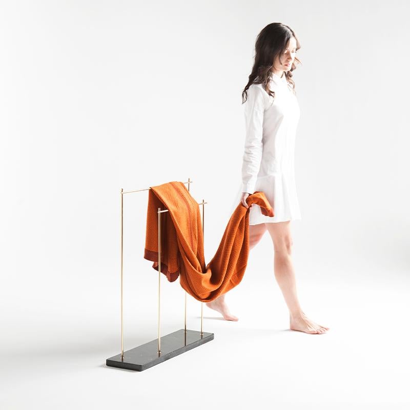 Marmorierter Marmorständer aus weißem Carrara-Marmor und weißem, lackiertem Eisen Minimalistischem Regal (Spanisch) im Angebot