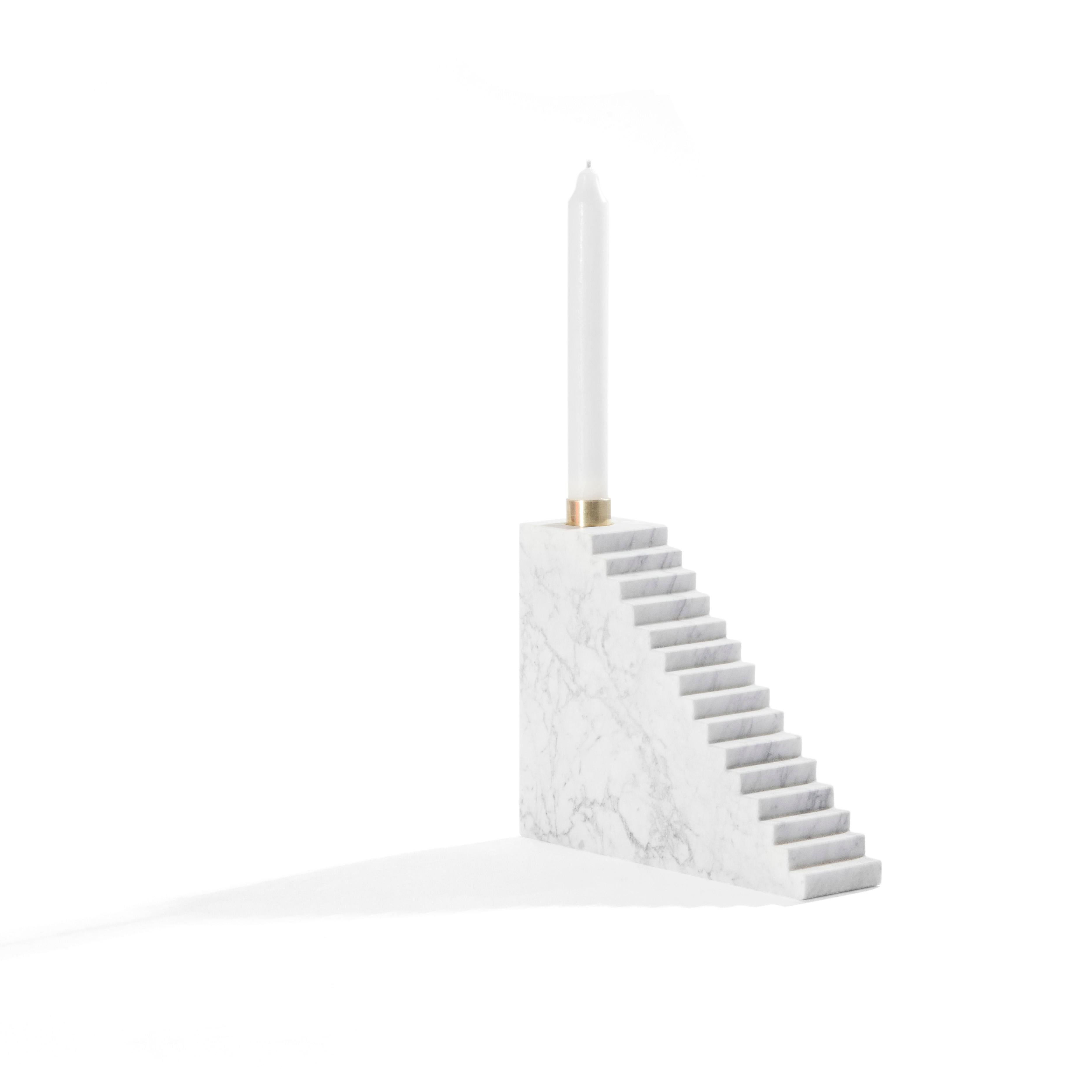 Nuestro Portavelas se compone de un prisma rectangular de mármol pulido en el que uno de sus lados se sustituye por una escalera y en cuyo extremo se coloca un portavelas de latón.
Un candelabro para construir tu santuario de luz con su escalera