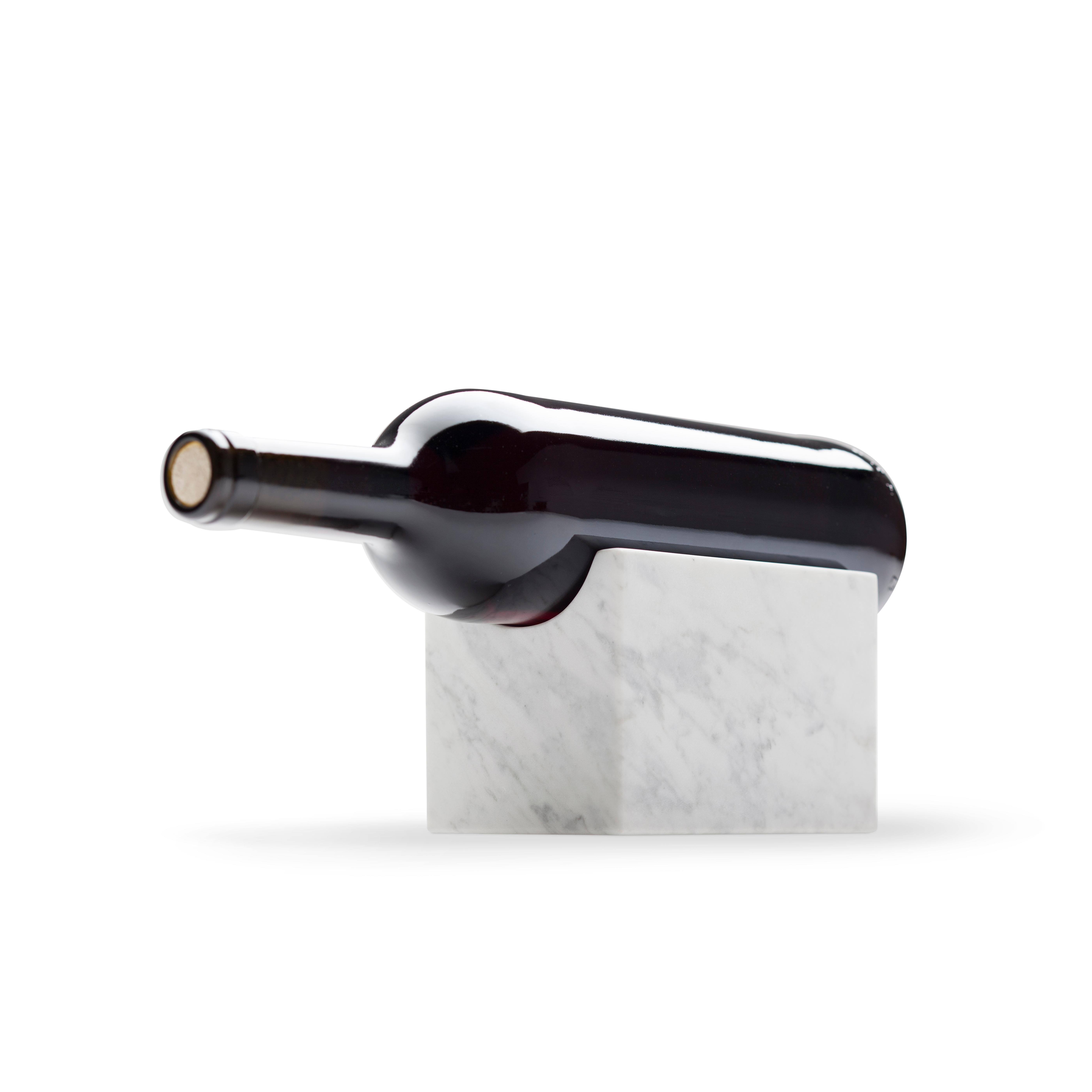 Our Marblelous Wine Holder is a robust, minimalist and timeless piece. An elegant way to present that special wine. In addition to it, the piece of Carrara marble can transfer coldness to the bottle, helping this way to maintain the perfect