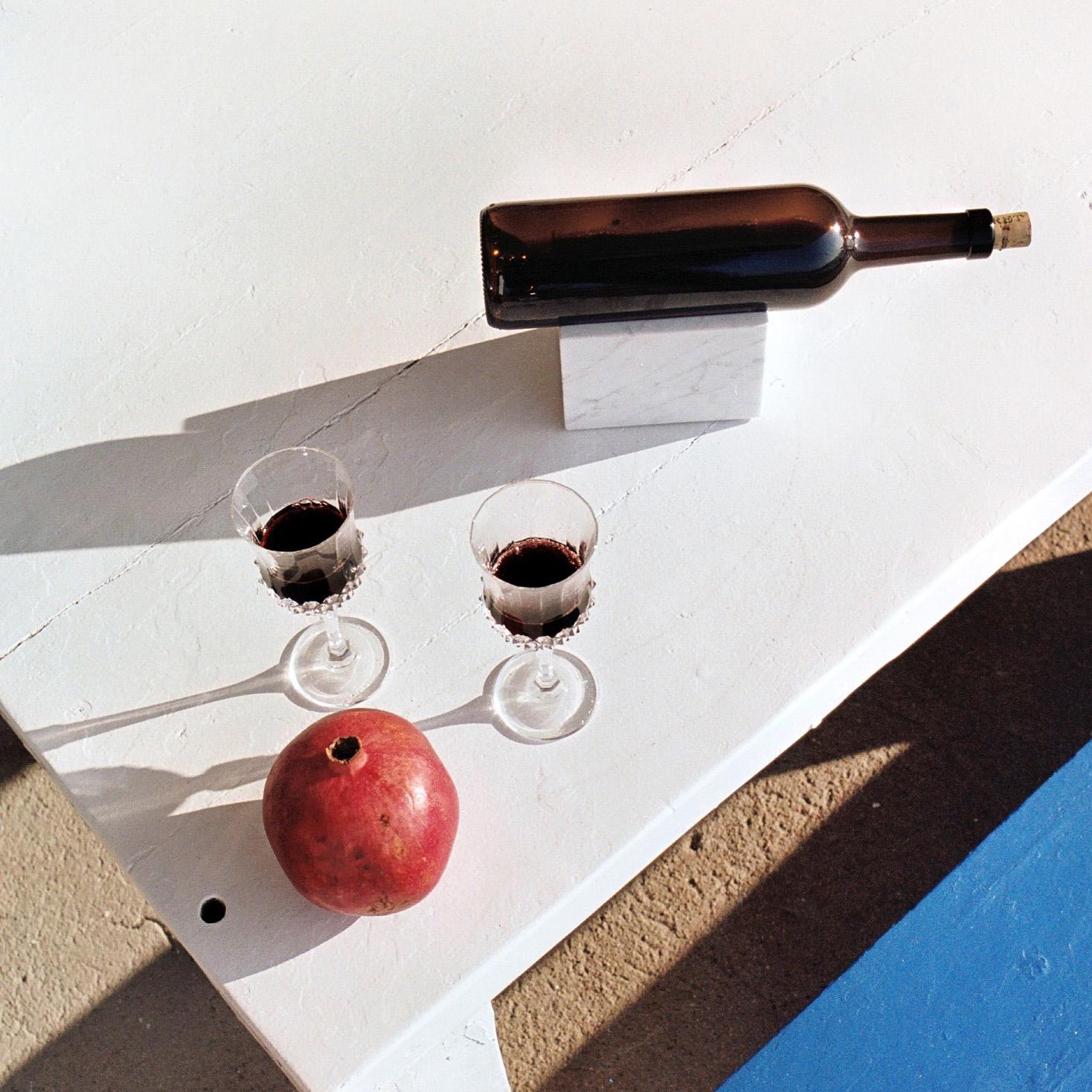 Marmorierter Weinhalter aus weißem Carrara-Marmor Minimalistischer handgefertigter Weinhalter (21. Jahrhundert und zeitgenössisch) im Angebot