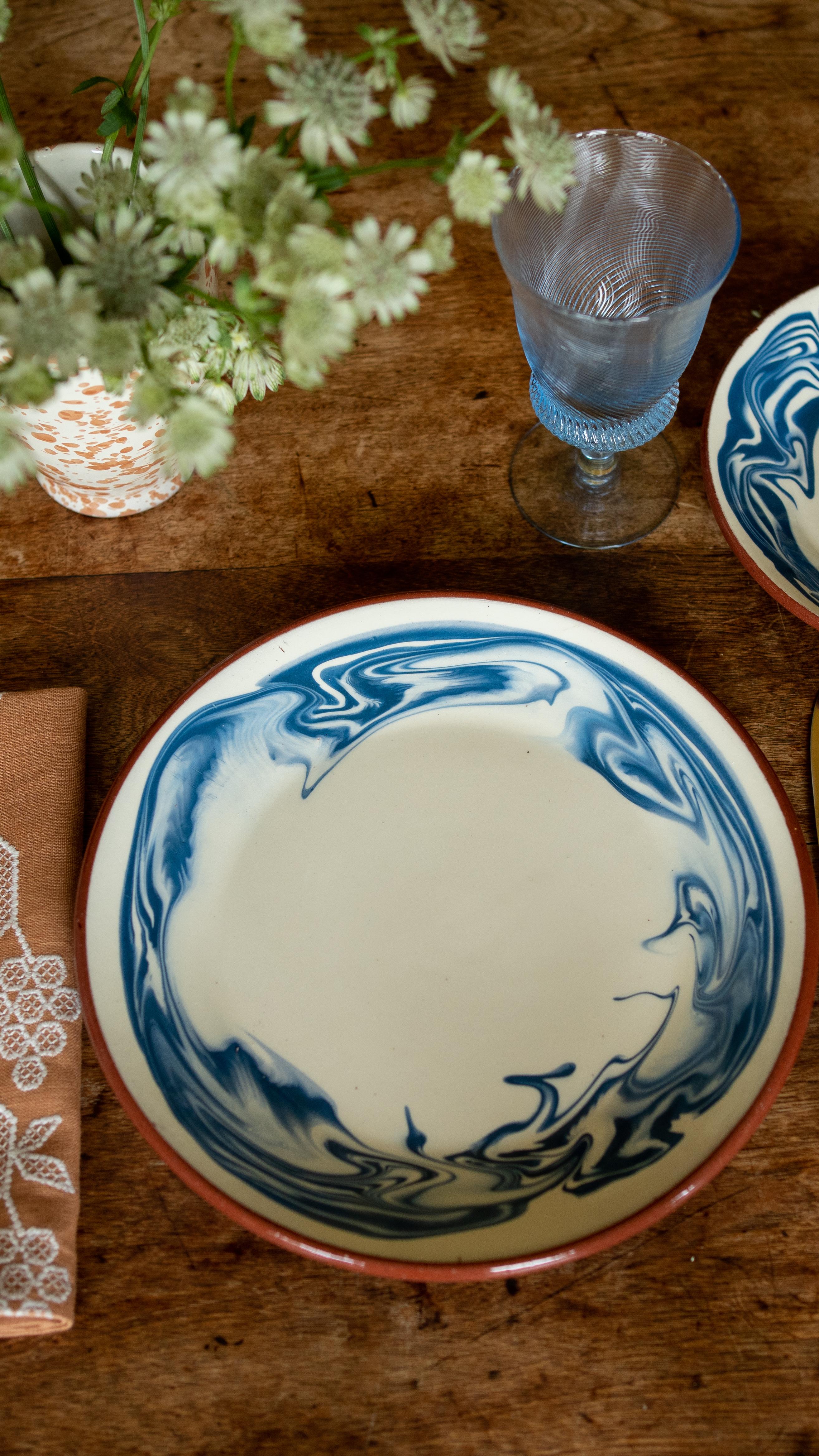 Italiano Piatto da portata Marbre in blu, motivo marmorizzato, ceramica in vendita