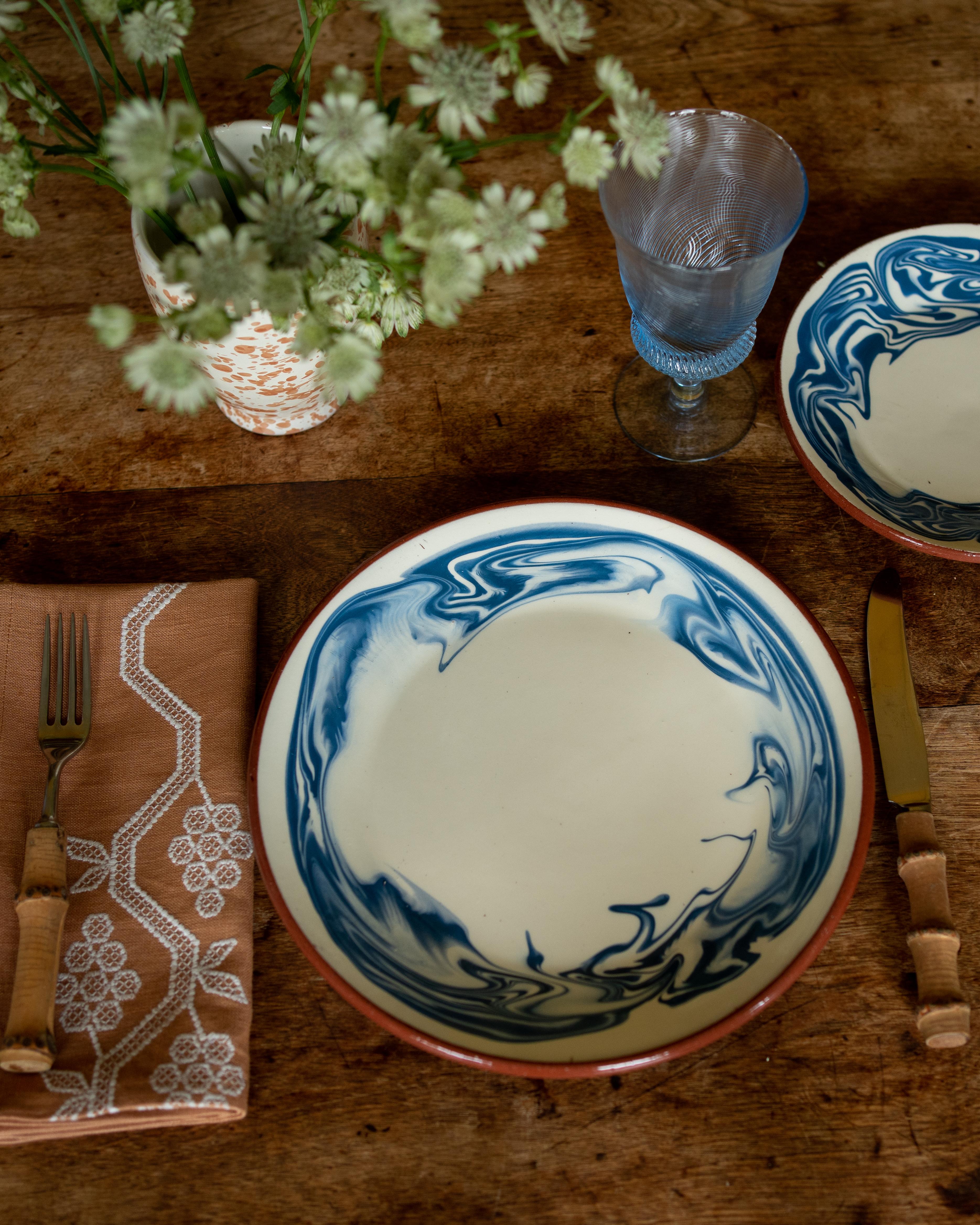 Piatto da portata Marbre in blu, motivo marmorizzato, ceramica In condizioni Nuovo in vendita a London, GB