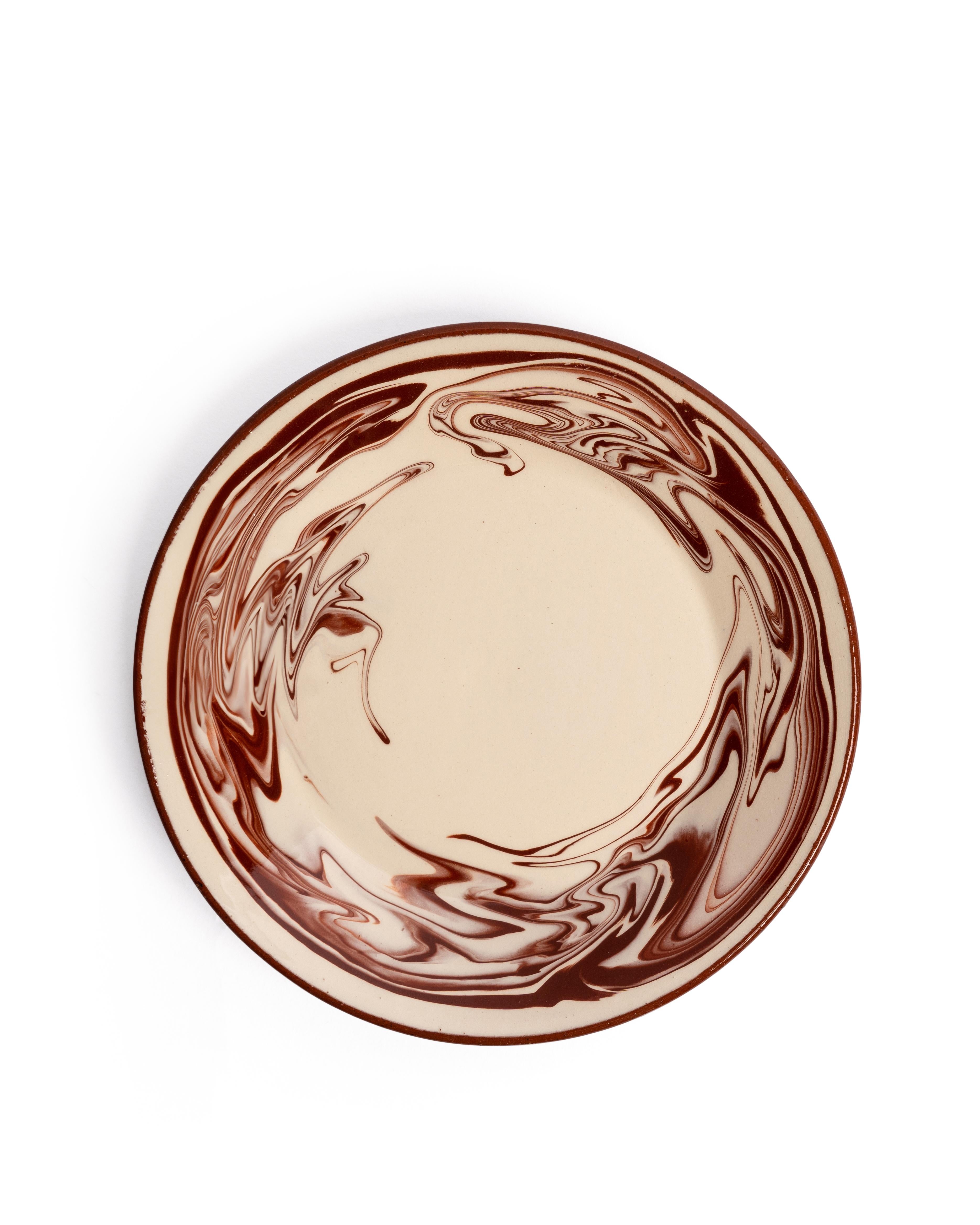 Realizzata a mano in Bulgaria, la nostra collezione Marbre dona un'eleganza rustica a qualsiasi tavola, grazie al suo sognante motivo marmorizzato. Disponibile nei colori blu, verde e marrone, la collezione Marbre comprende piatti da portata,