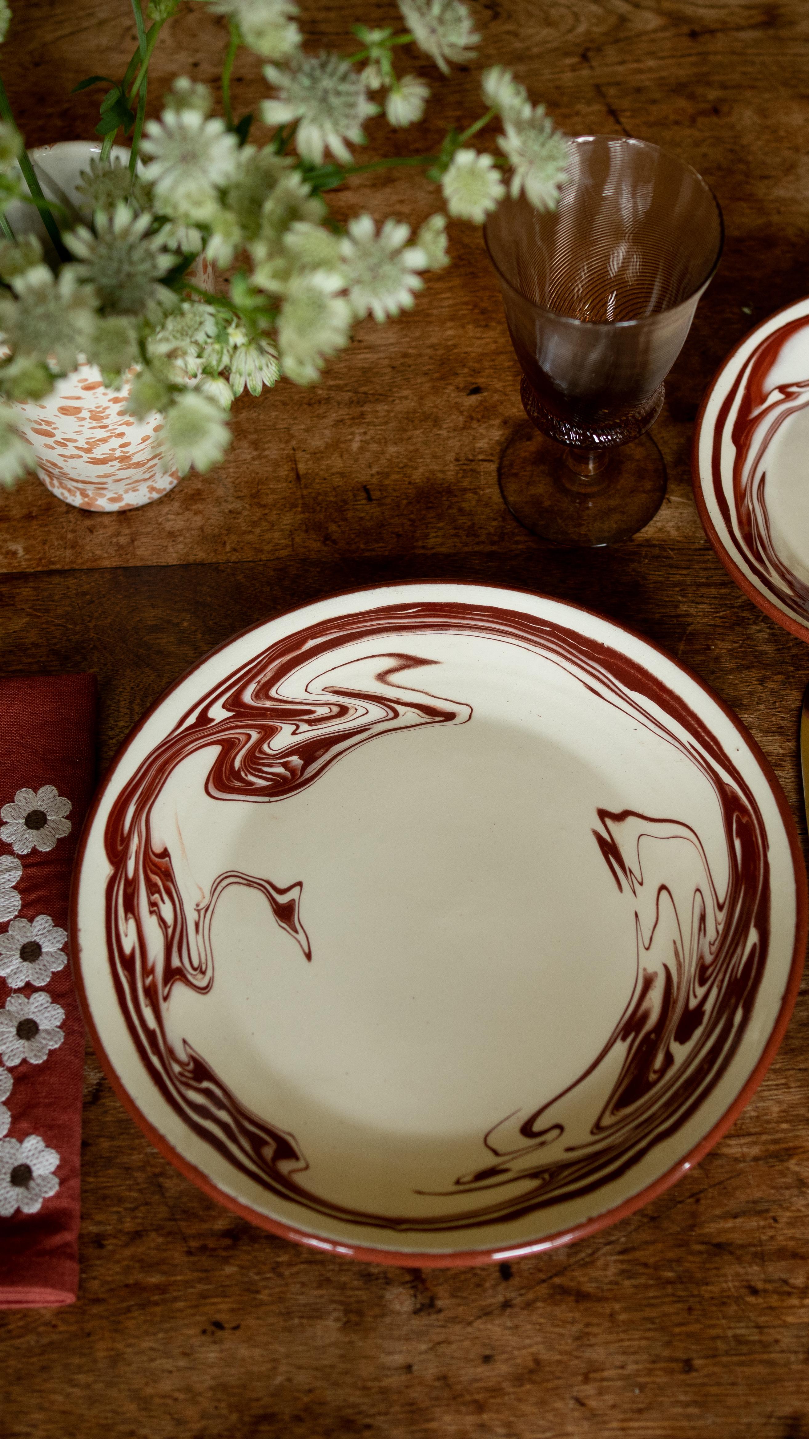 Italiano Piatto da portata Marbre in marrone, motivo marmorizzato, Ceramica in vendita