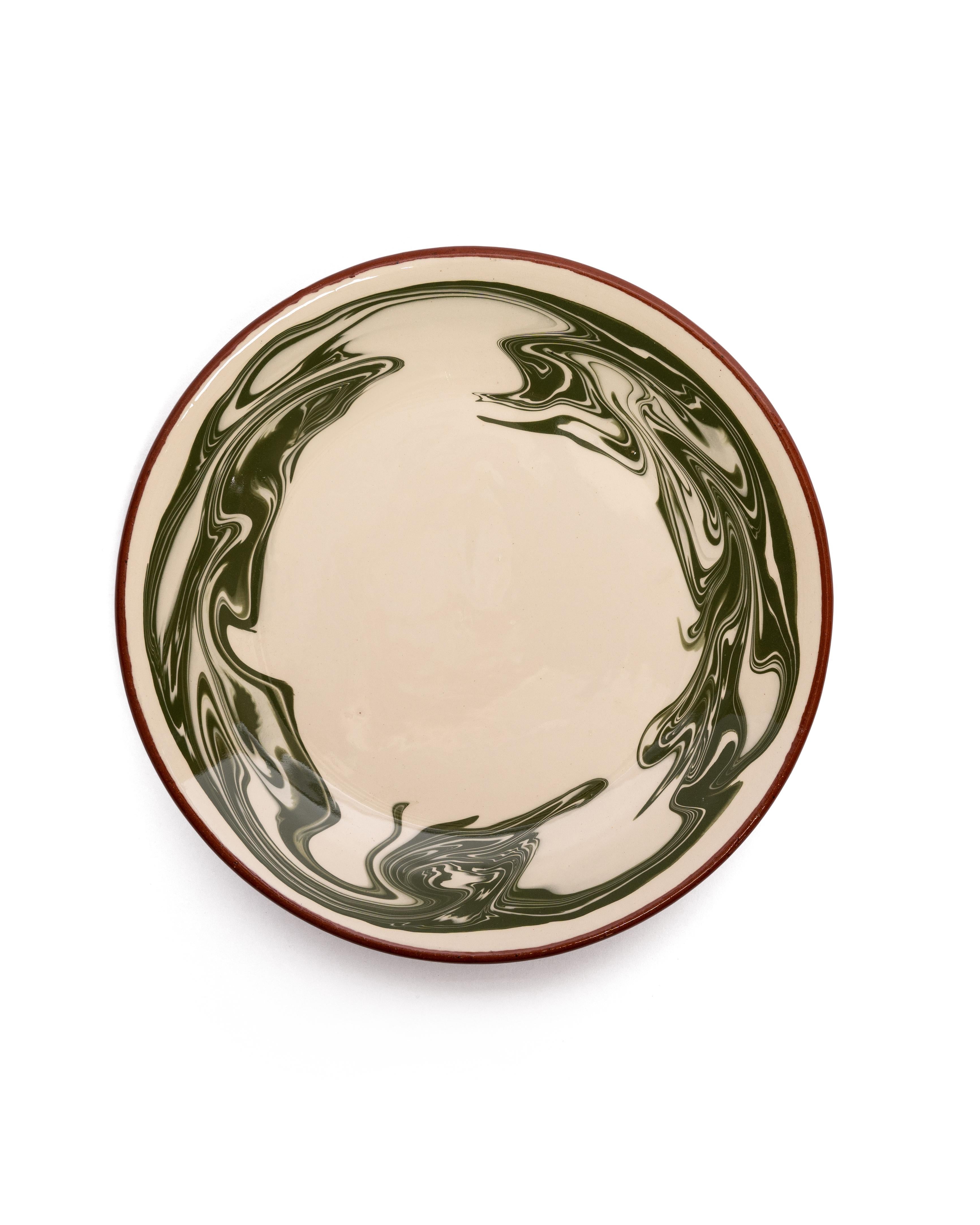 Fabriquée à la main en Bulgarie, notre collection Marbre apporte une élégance rustique à toute table, avec son motif marbré de rêve. Disponible en bleu, vert et marron, la collection Marbre se compose d'assiettes plates, d'assiettes
