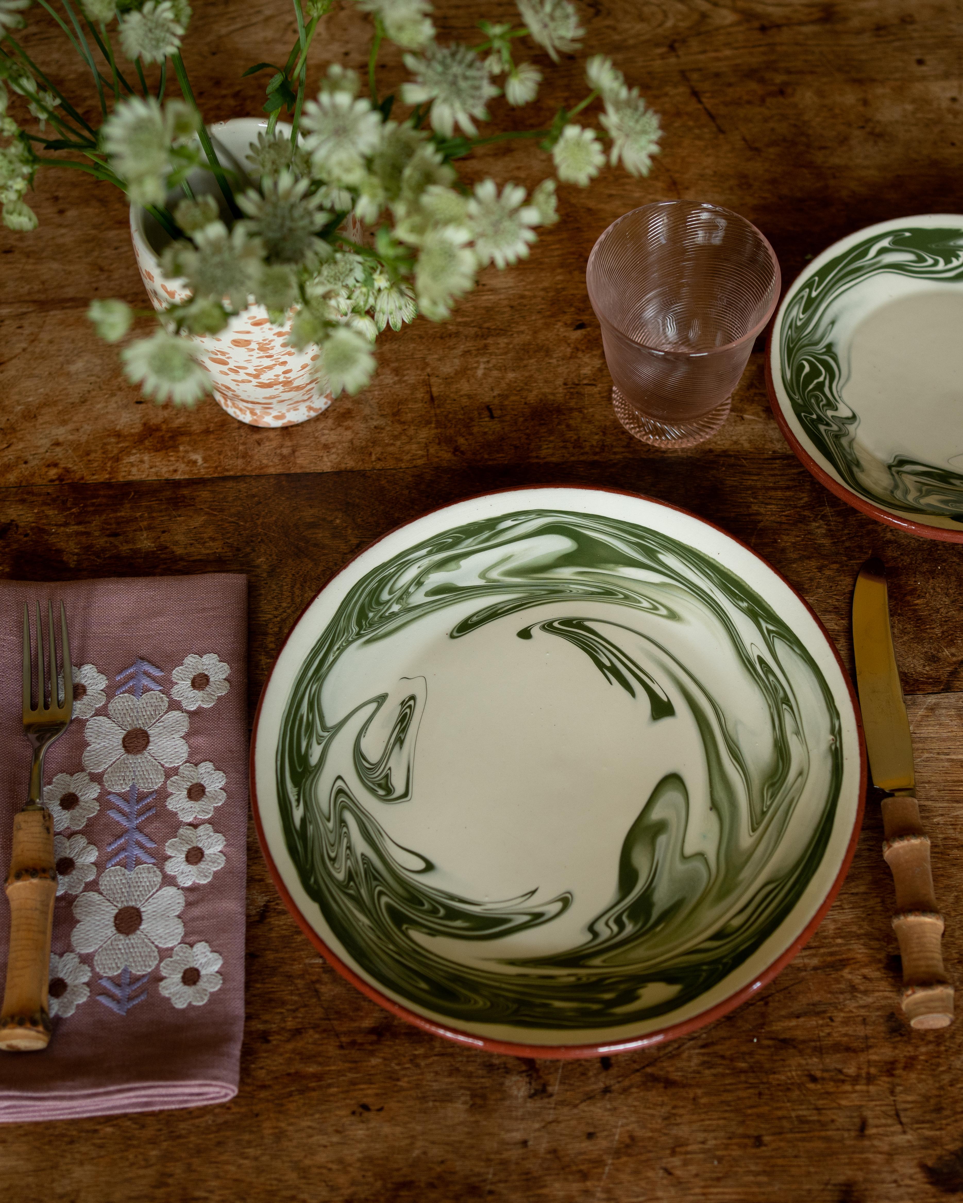 italien Assiette de table Marbre vert, motif marbré, céramique en vente