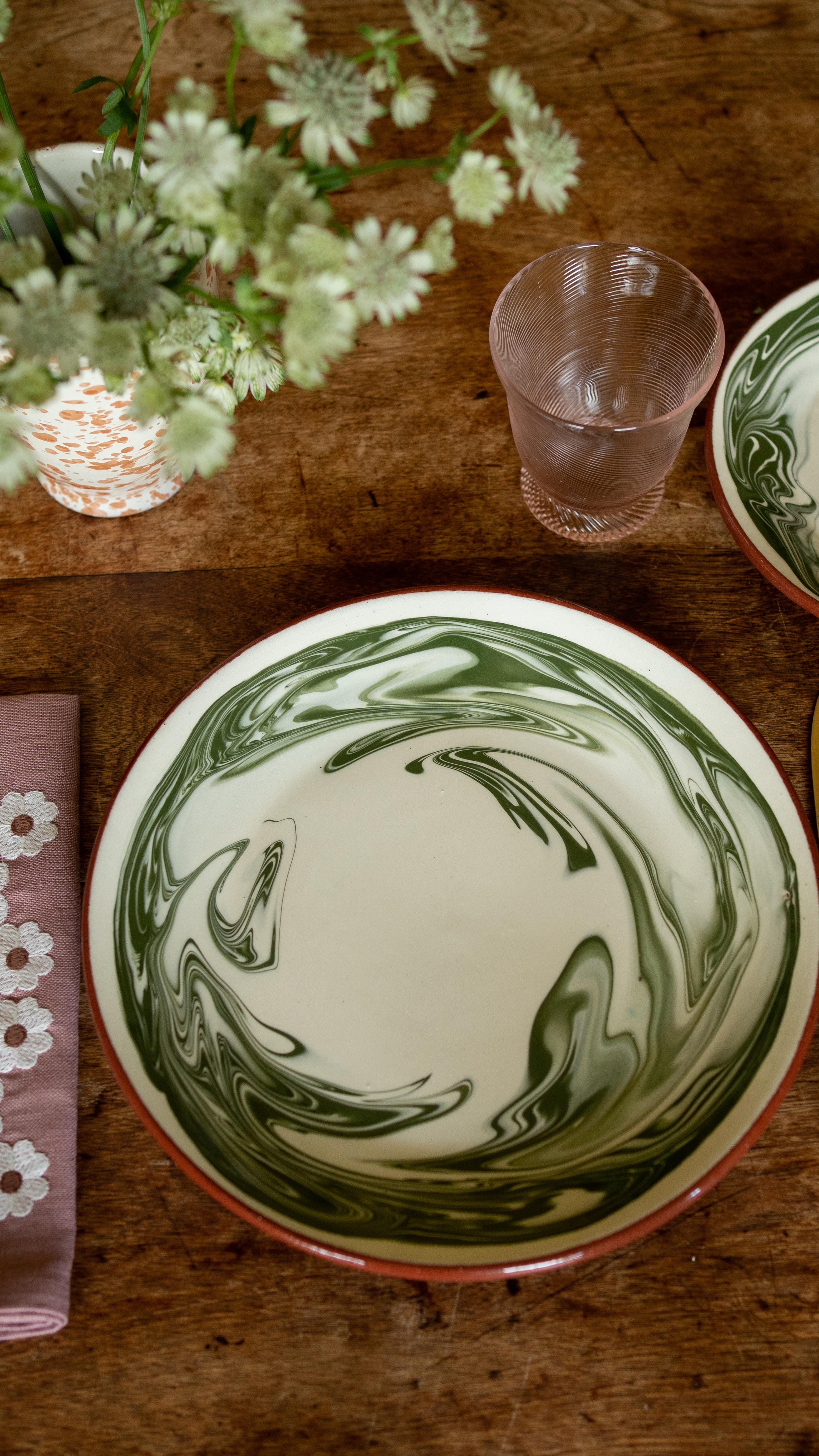 Assiette de table Marbre vert, motif marbré, céramique Neuf - En vente à London, GB