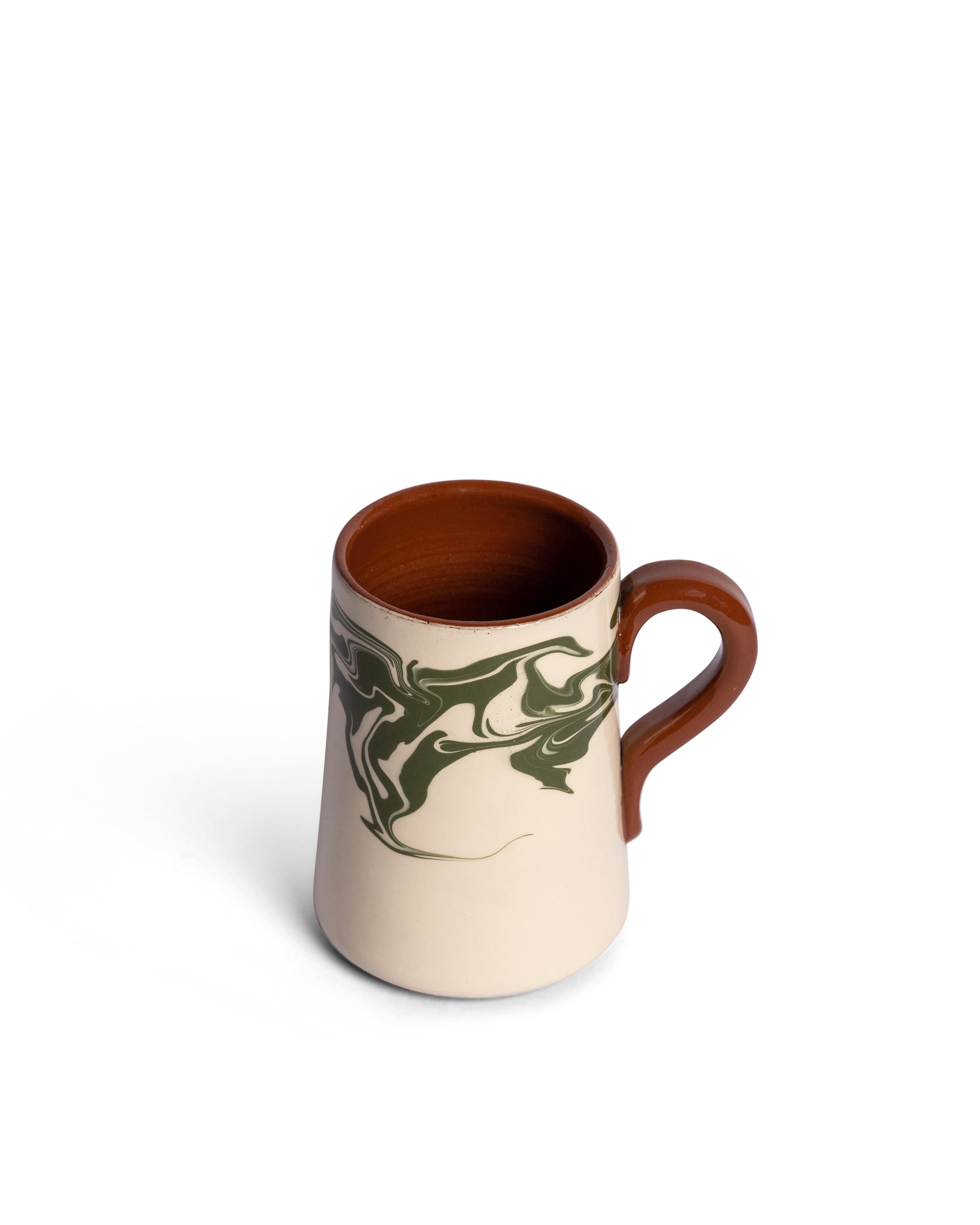 Fabriquée à la main en Bulgarie, notre collection Marbre apporte une élégance rustique à toute table, avec son motif marbré de rêve. Disponible en bleu, vert et marron, la collection Marbre comprend des assiettes plates, des assiettes