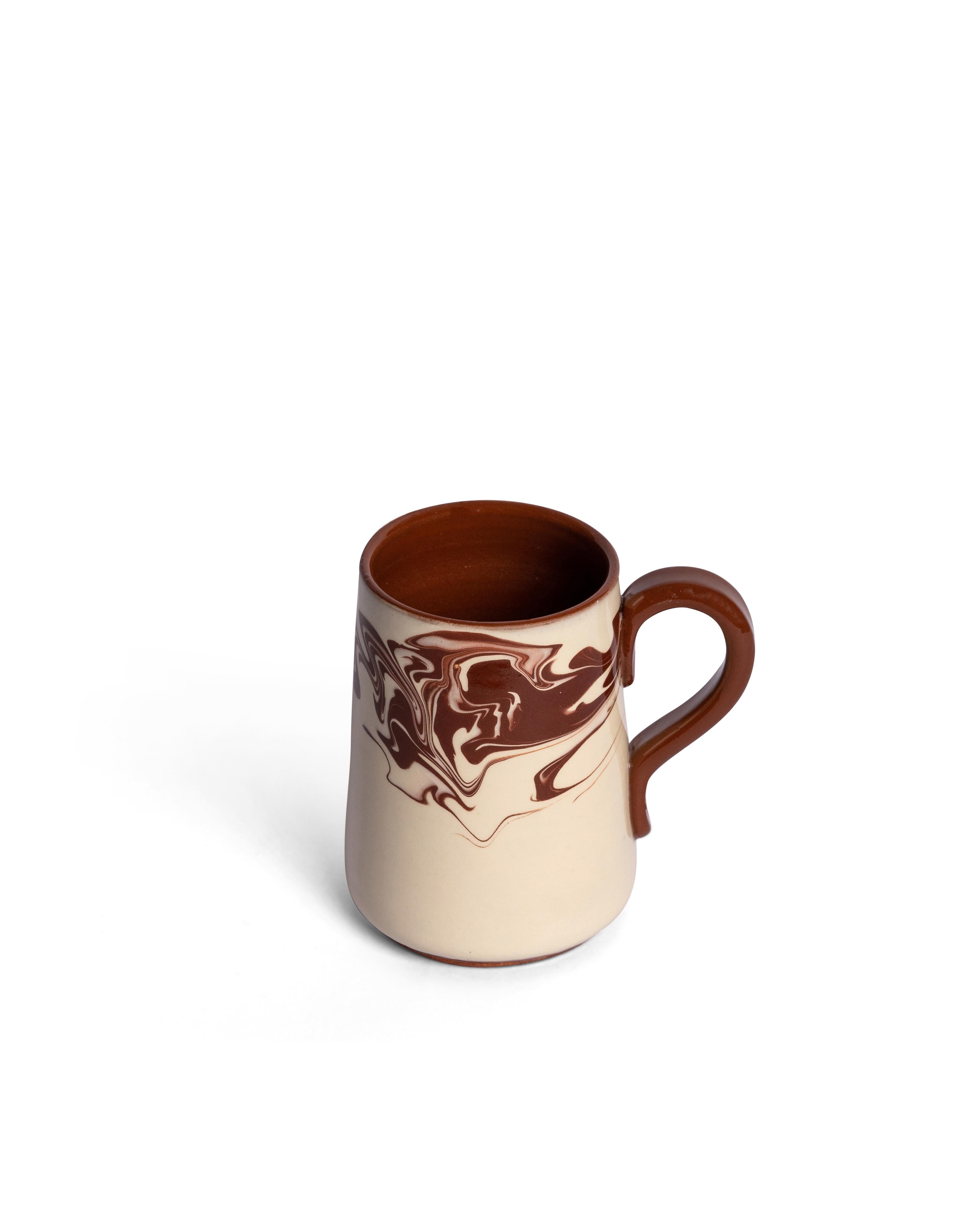 Fabricada a mano en Bulgaria, nuestra colección Marbre aporta una elegancia rústica a cualquier mesa, con su diseño jaspeado de ensueño. Disponible en azul, verde y marrón, la colección Marbre se compone de platos llanos, platos auxiliares, cuencos
