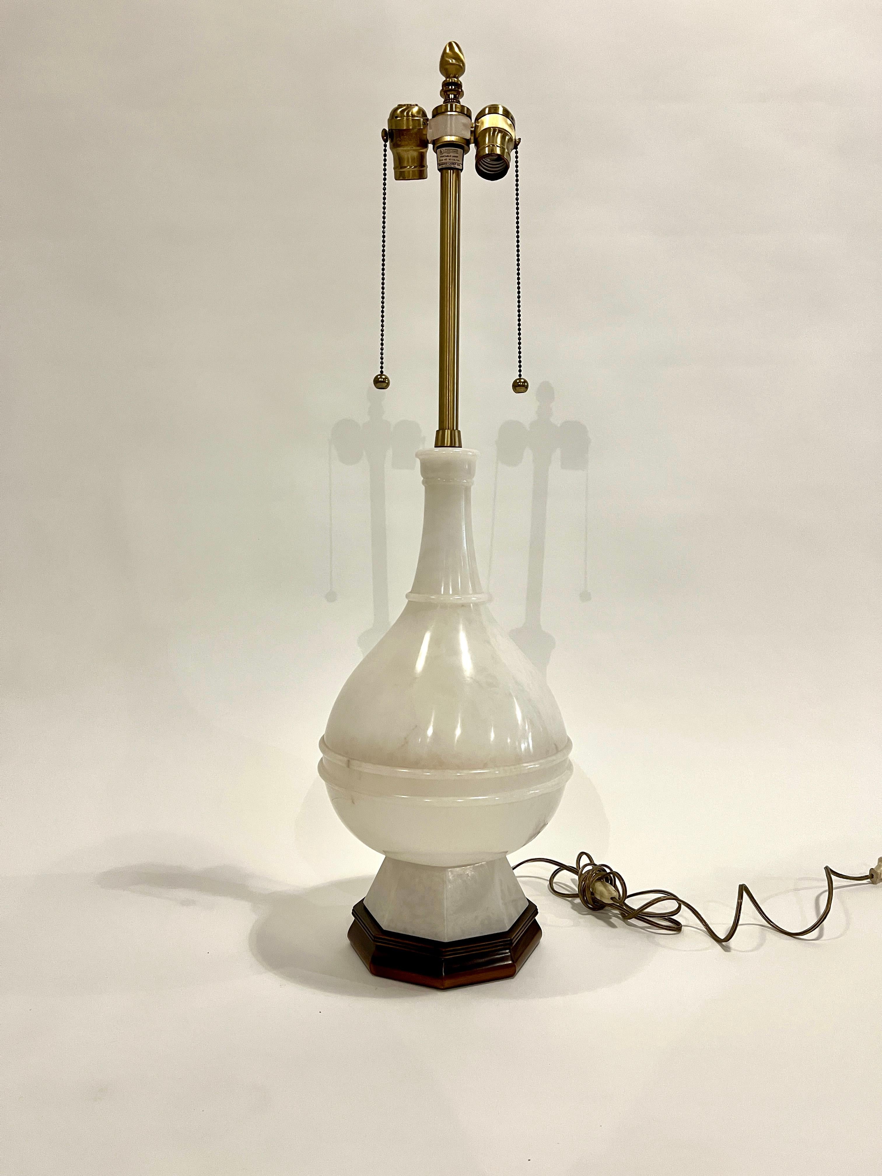 Hollywood-Regency-Tischlampe aus der Mitte des Jahrhunderts von Marbro Lamp Company aus Alabaster mit originalem seidengefüttertem Schirm. Der Schirm misst 18