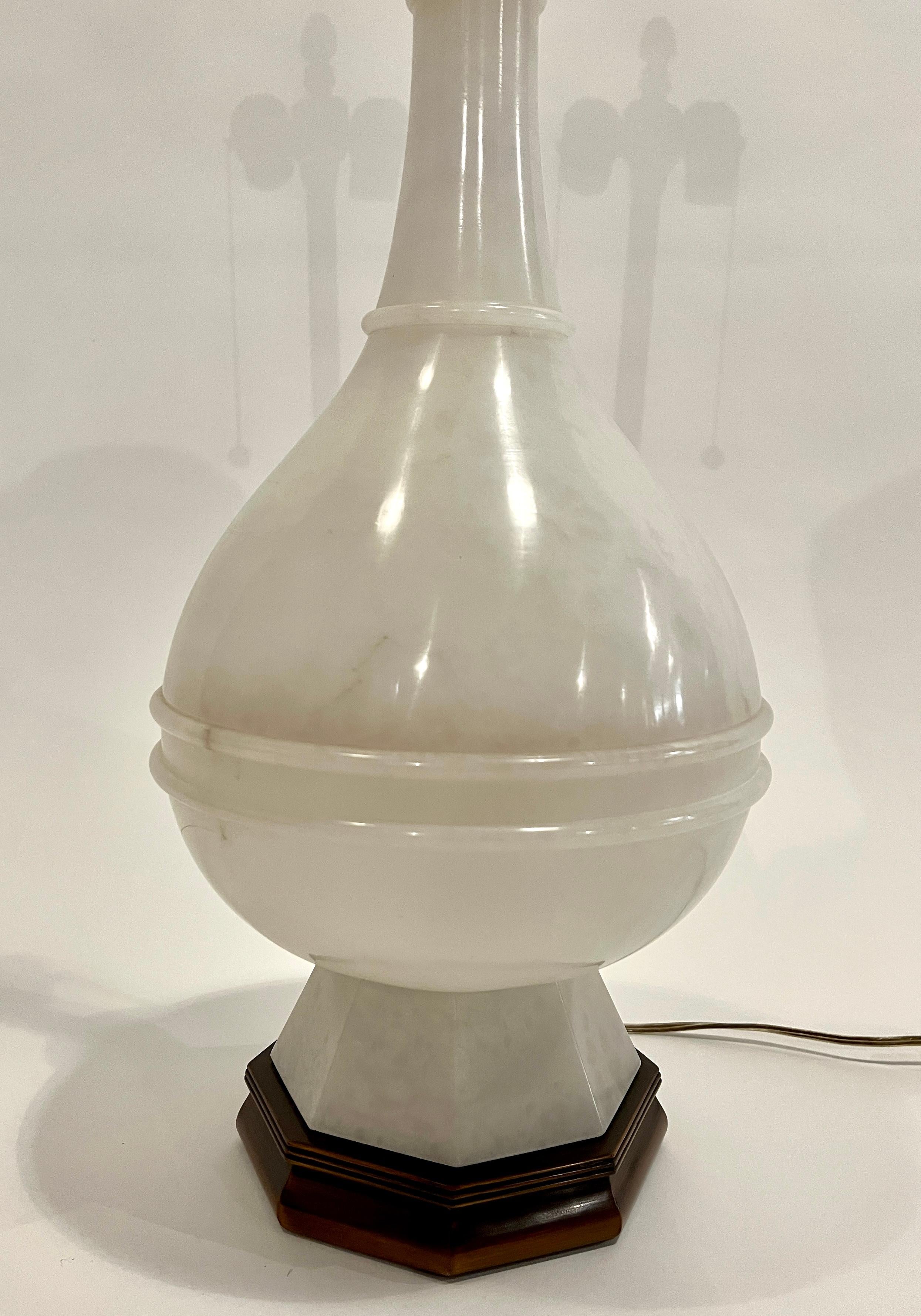 Alabaster-Tischlampe von Marbro (Mitte des 20. Jahrhunderts) im Angebot