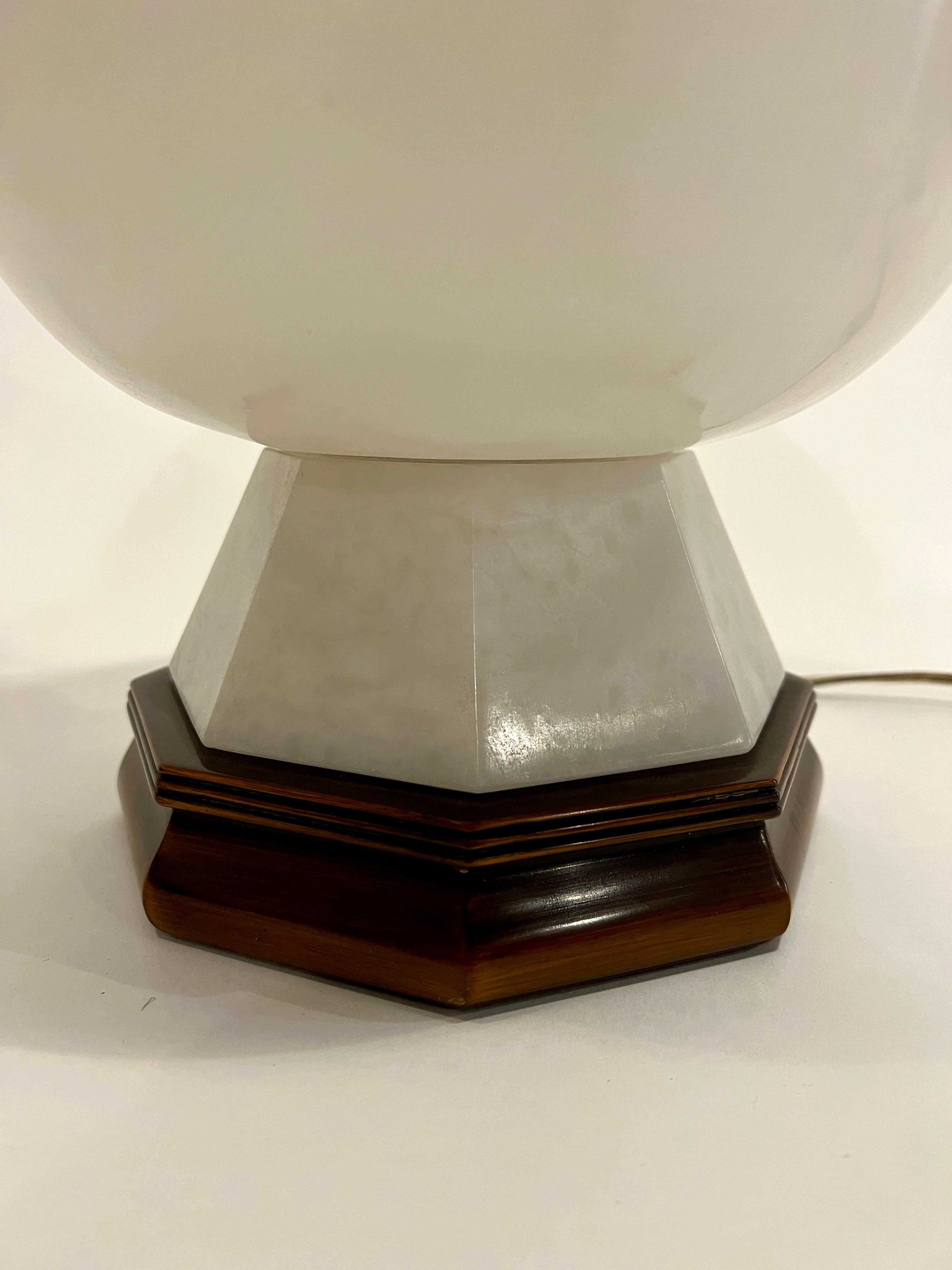 Alabaster-Tischlampe von Marbro (Seide) im Angebot