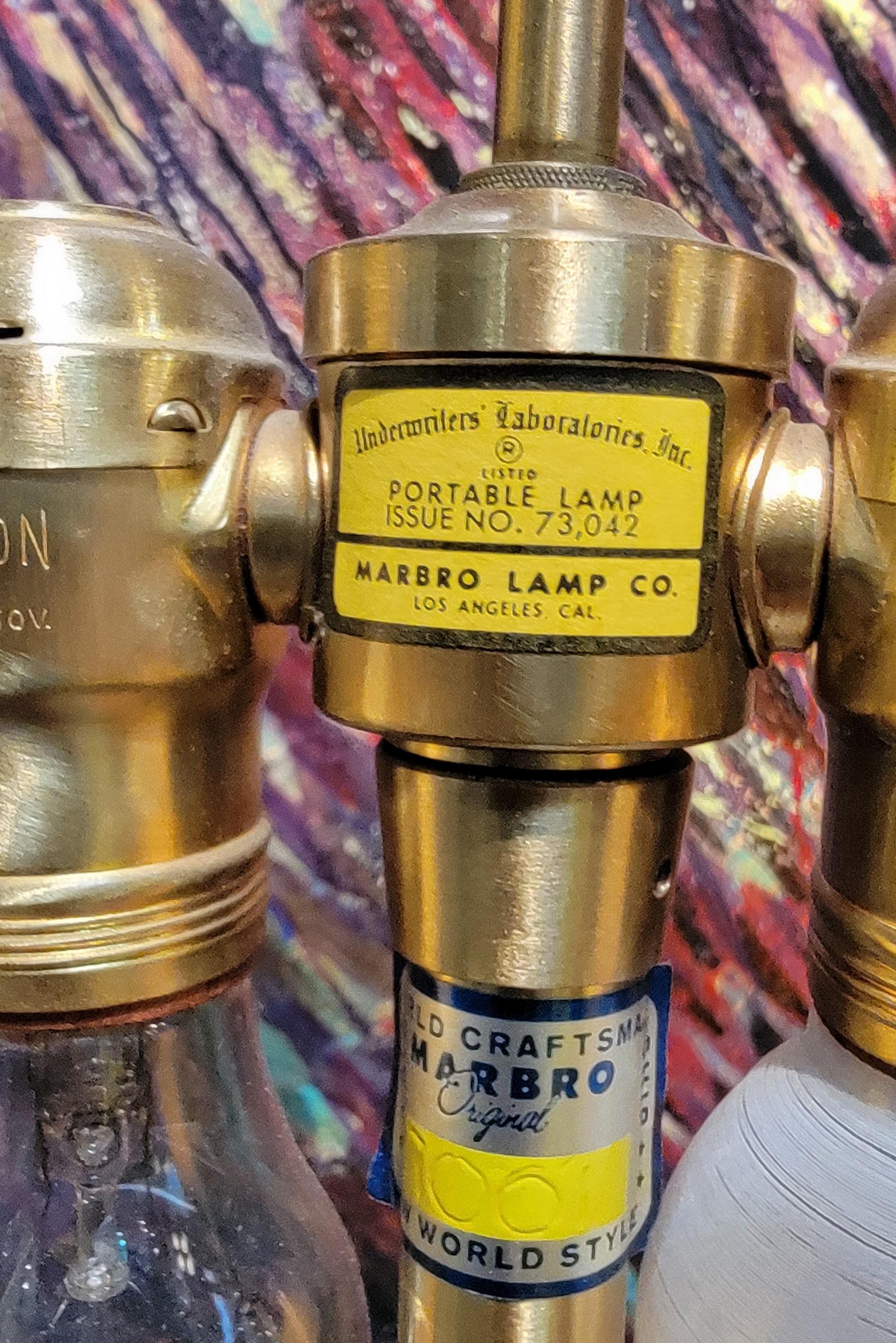 Handbemalte Porzellan-Tischlampe von The Marbro Lamp Company, ca.. 1950's. Ingwerdose im asiatischen Stil mit floralem Motiv. Doppel-Lichtsteckdosen mit Zugkette. Marbro-Etiketten aufbewahren. Sockel in ausgezeichnetem Originalzustand, der