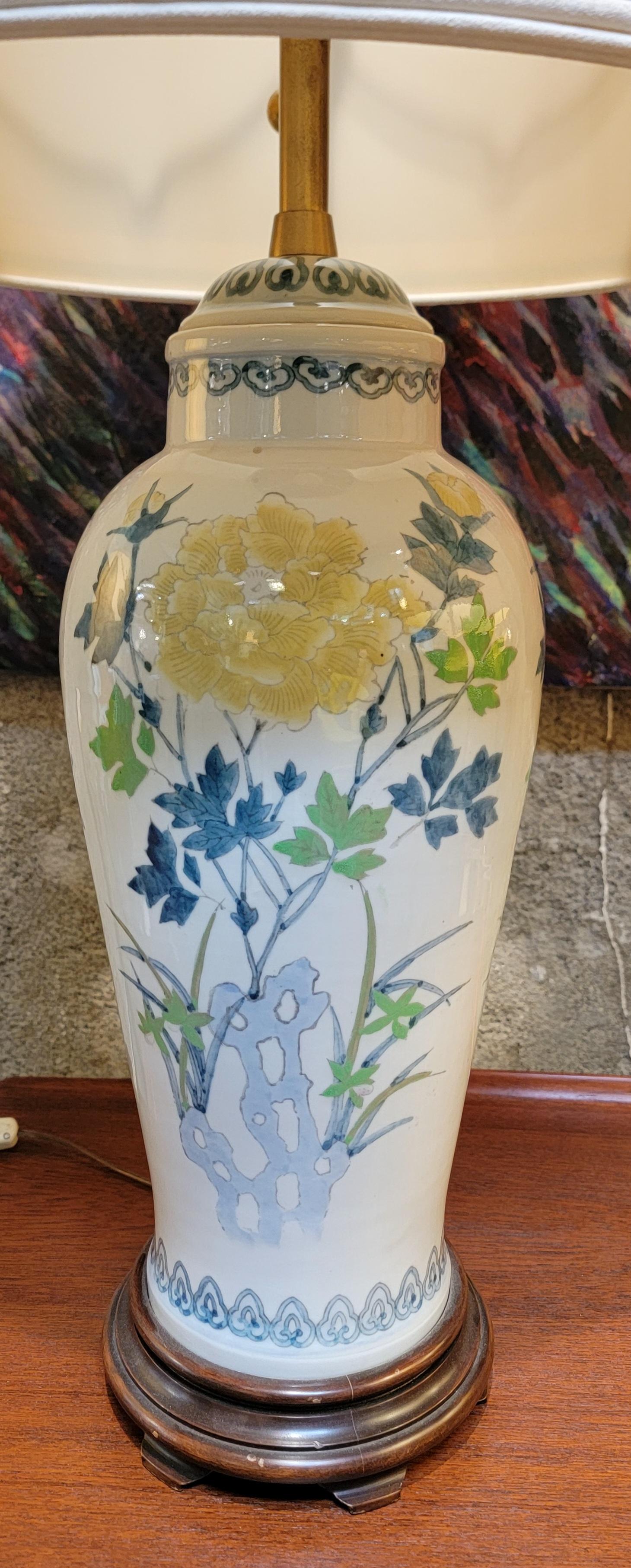 Américain Marbro - Lampe de table en porcelaine peinte à la main, style Asian Style en vente