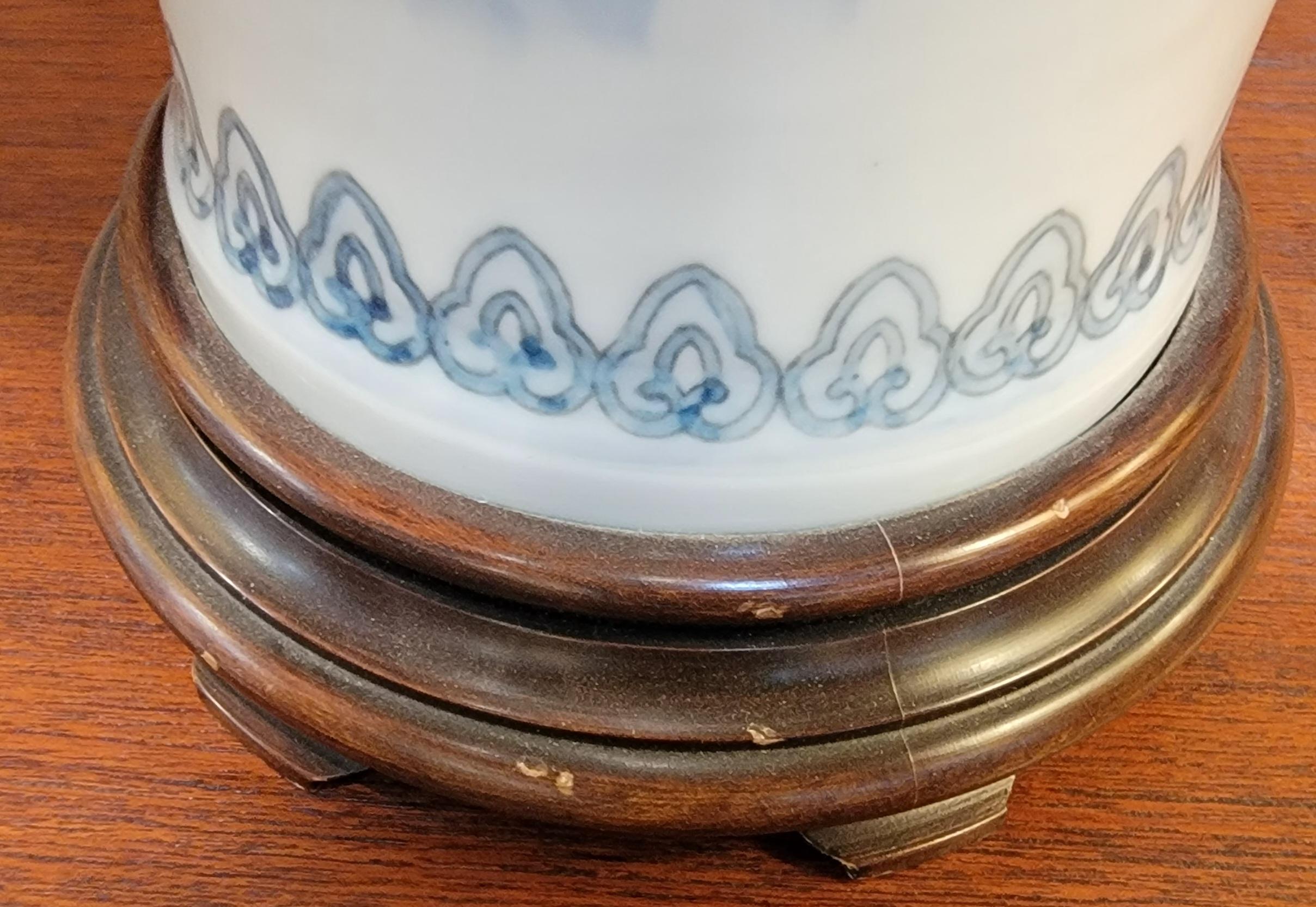 20ième siècle Marbro - Lampe de table en porcelaine peinte à la main, style Asian Style en vente