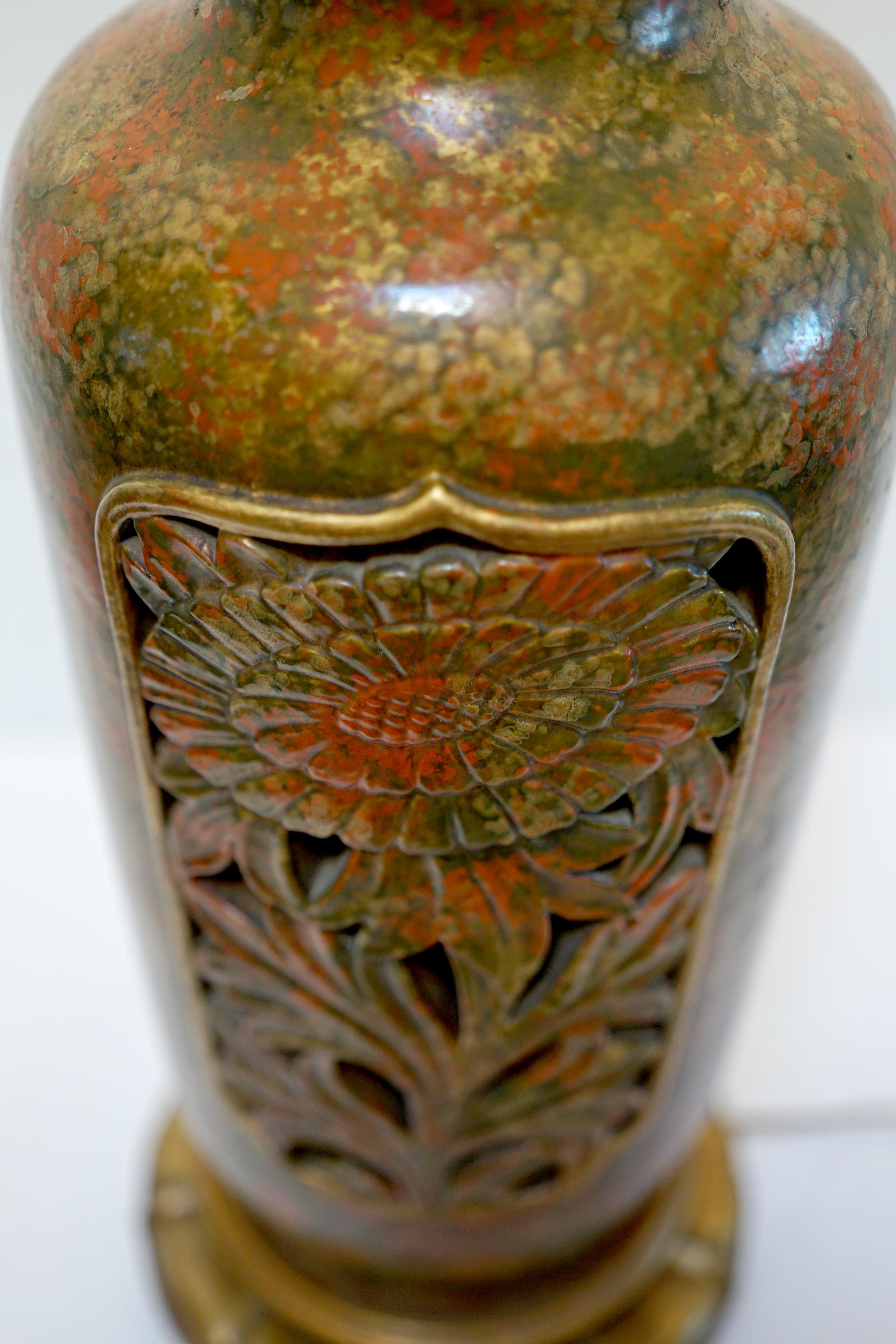 Nord-américain  Lampe monumentale à motif de fleurs en céramique de Marbro en vente