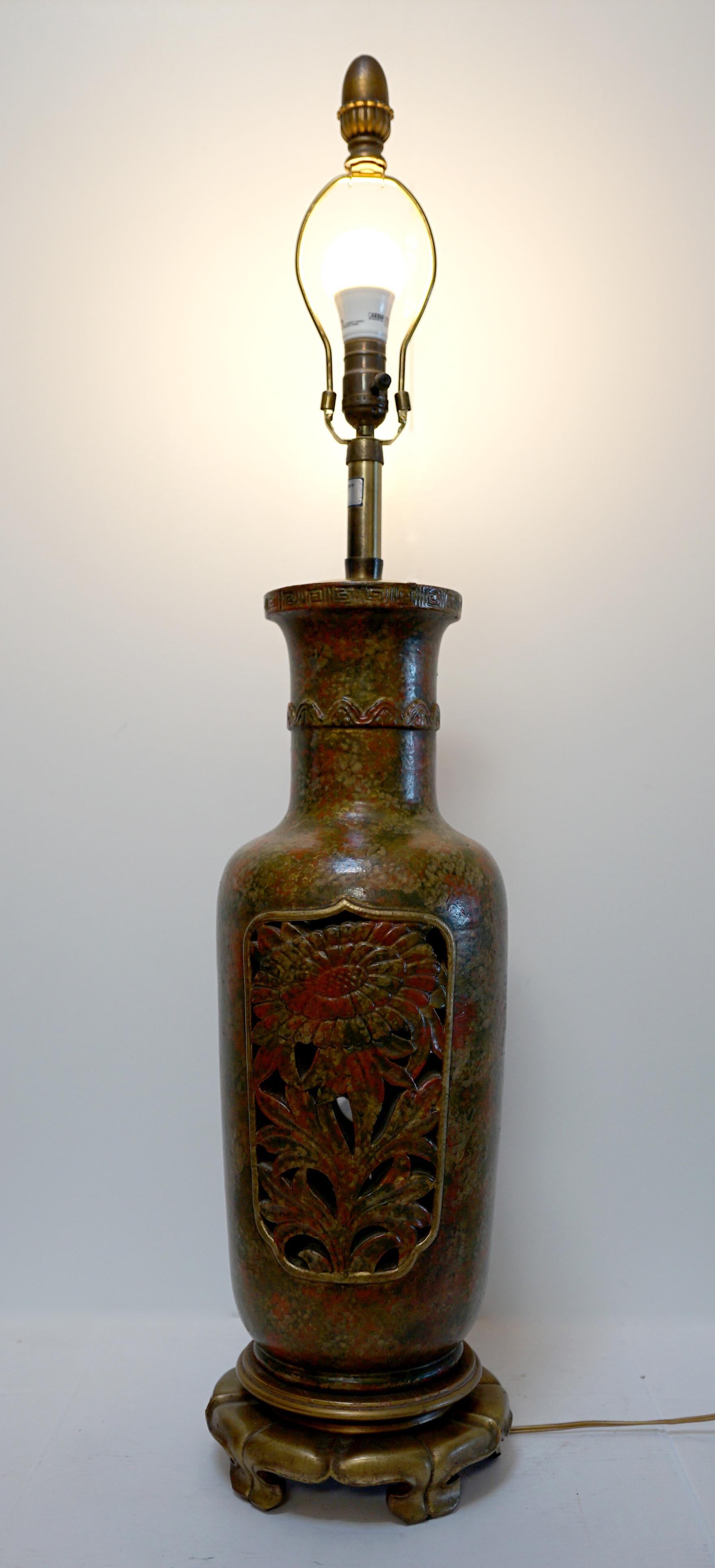 Fait main  Lampe monumentale à motif de fleurs en céramique de Marbro en vente
