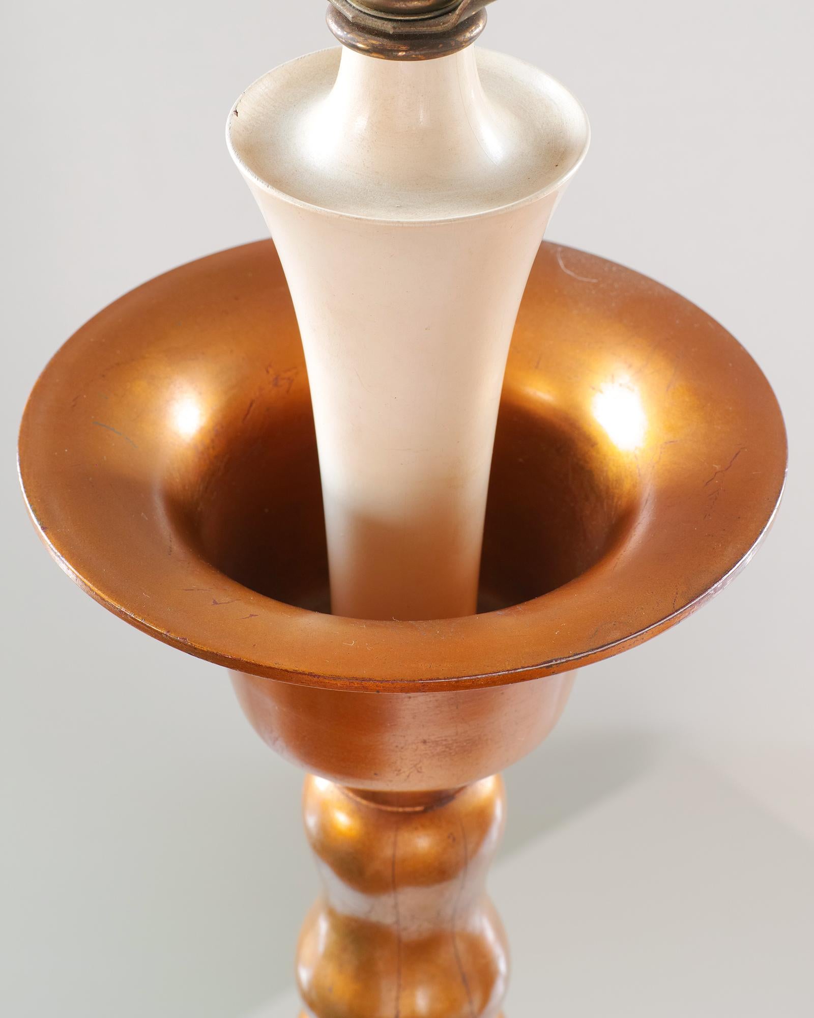 Milieu du XXe siècle Lampe de table à balustre style chinoiserie dorée Marbro en vente