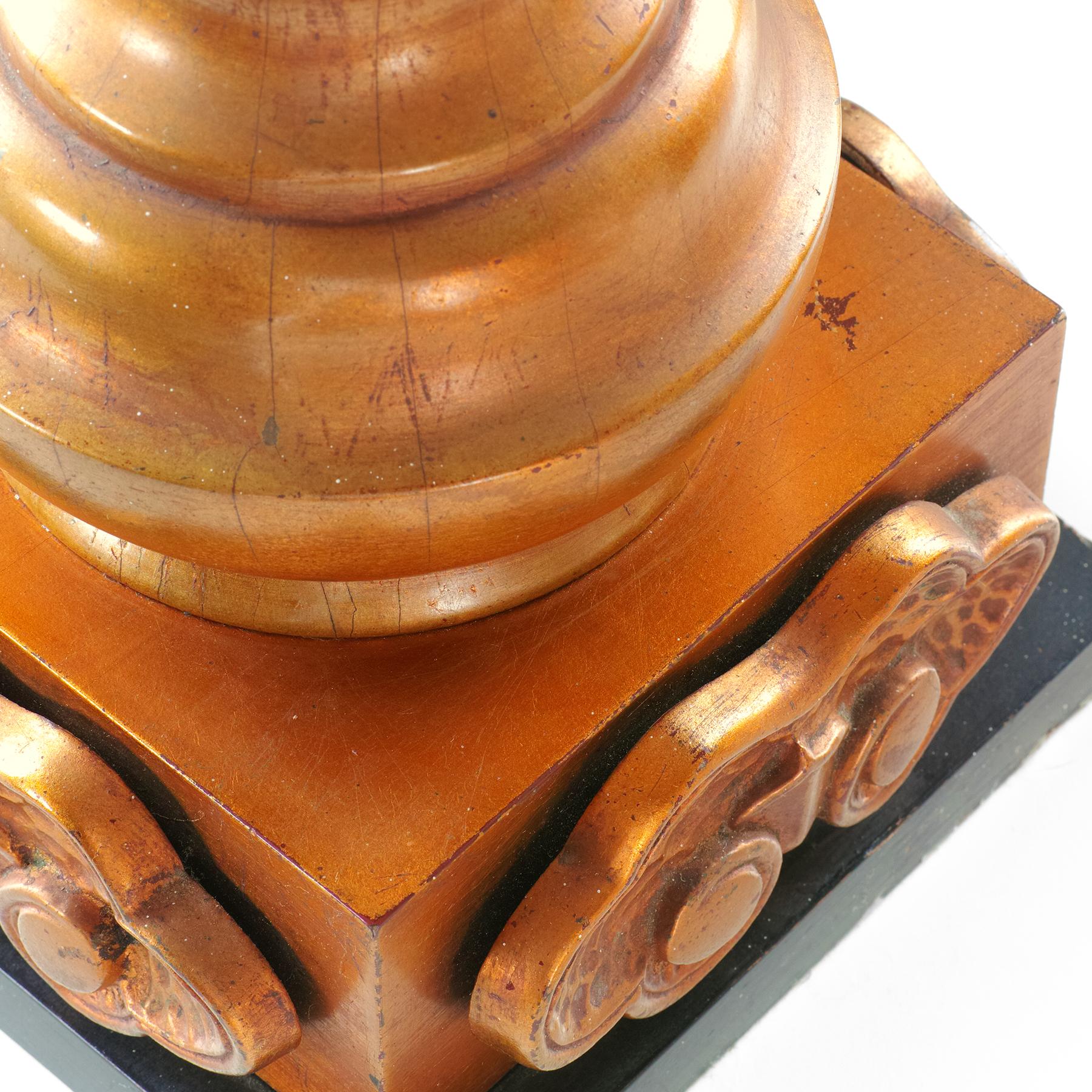 Bois Lampe de table à balustre style chinoiserie dorée Marbro en vente