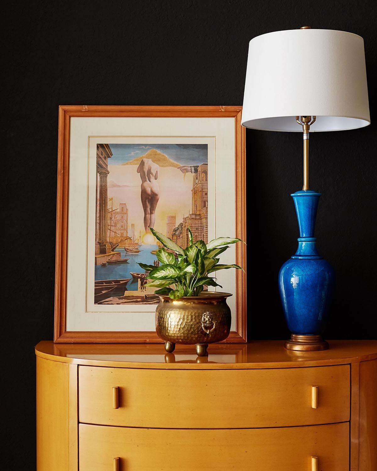 Stunning porcelain blue glazed vase table lamp made in the Hollywood Regency taste by Marbro Lamp Co. The vase features a deep blue glaze with a large craquelure finish and a tall lid. The vase is mounted on a round giltwood base and topped with