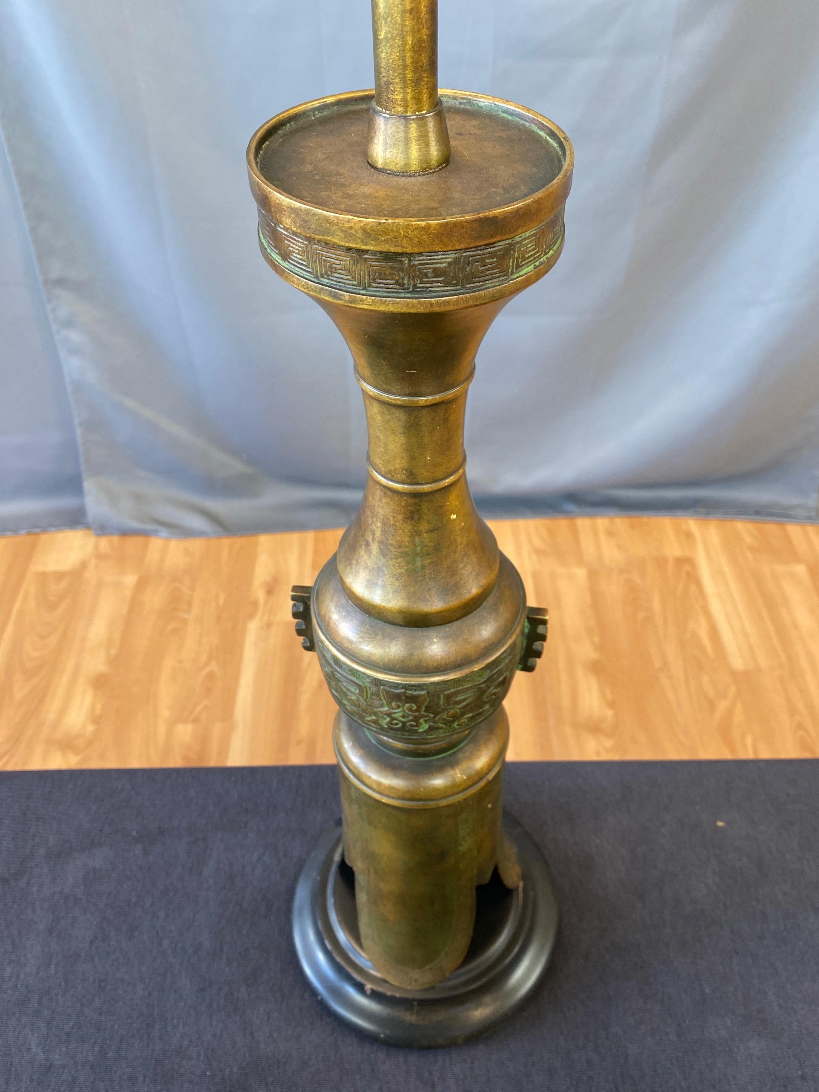 Marbro James Mont-Style Chinese Archaistic Tall Brass Table Lamp, 1950s For Sale 1