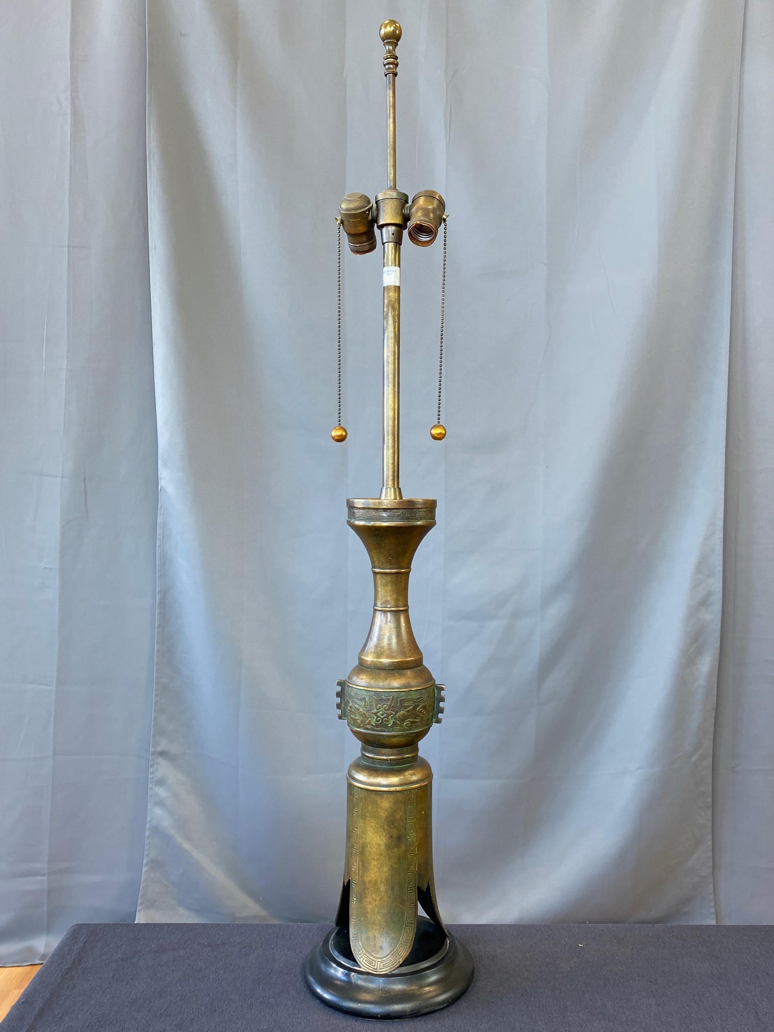 Archaïque Lampe de table en laiton de style chinois archaïque Marbro James Mont:: années 1950 en vente