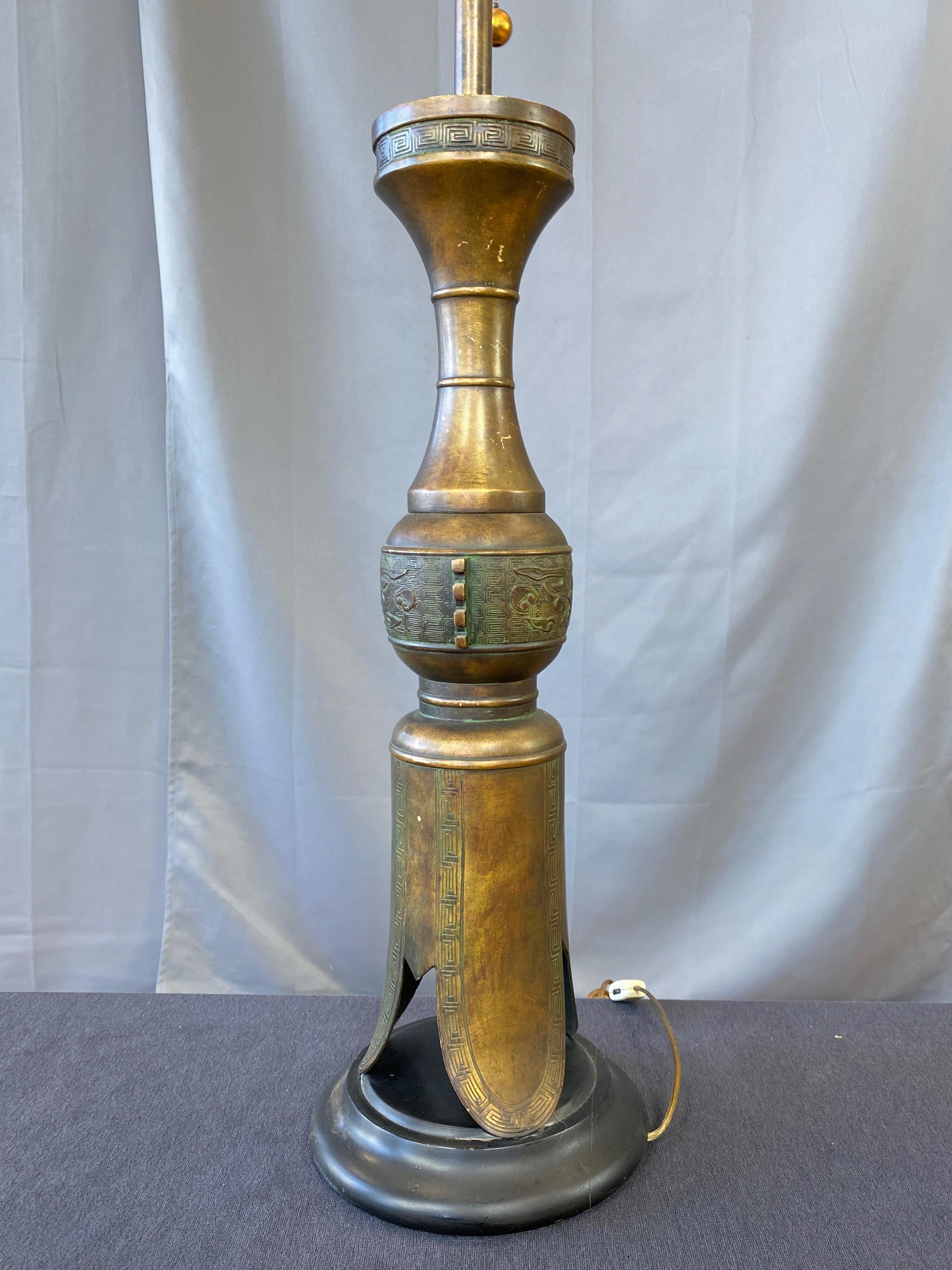 Ébénisé Lampe de table en laiton de style chinois archaïque Marbro James Mont:: années 1950 en vente