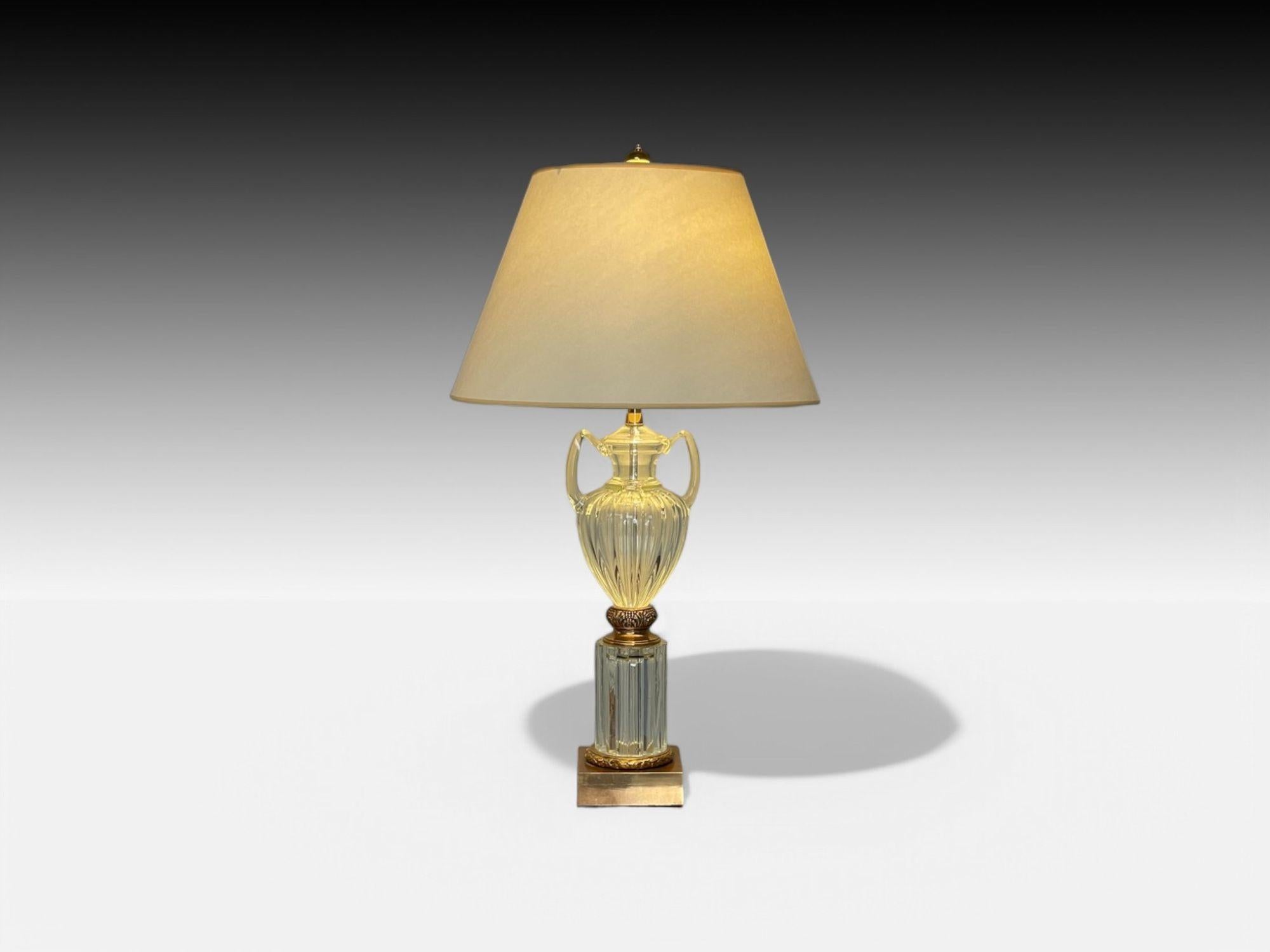 Américain Marbro Lamp Co., Hollywood Regency, verre, laiton, lampes de bureau en forme d'urne, années 2000 en vente