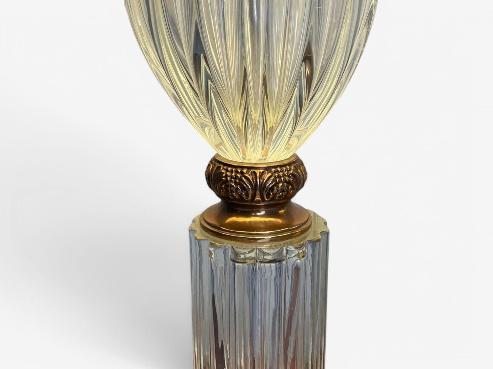Marbro Lamp Co., Hollywood Regency, verre, laiton, lampes de bureau en forme d'urne, années 2000 en vente 1