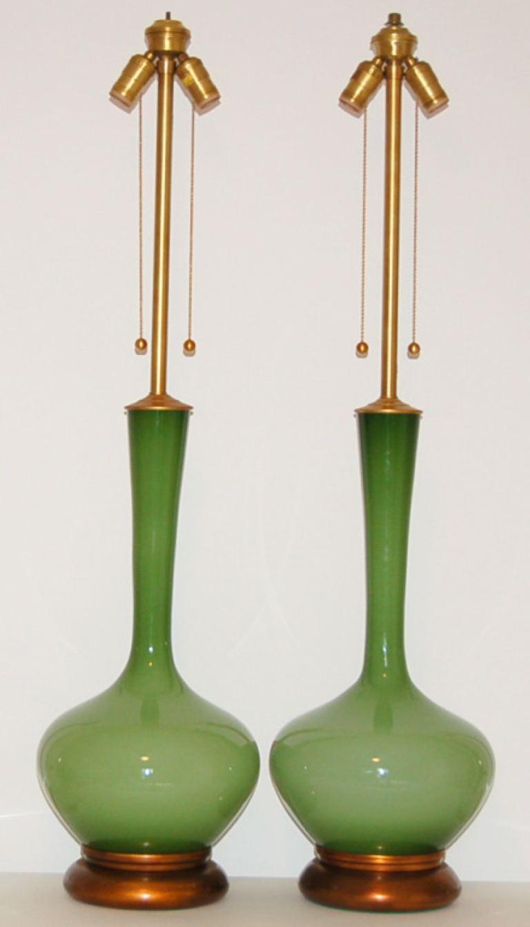 The Marbro Lamp Company vendía una selección de lámparas con vidrio soplado a mano en Suecia.  No hay muchos disponibles cincuenta años después, especialmente un par emparejado como éste, en tan perfecto estado.  Estas lámparas son tan grandes y
