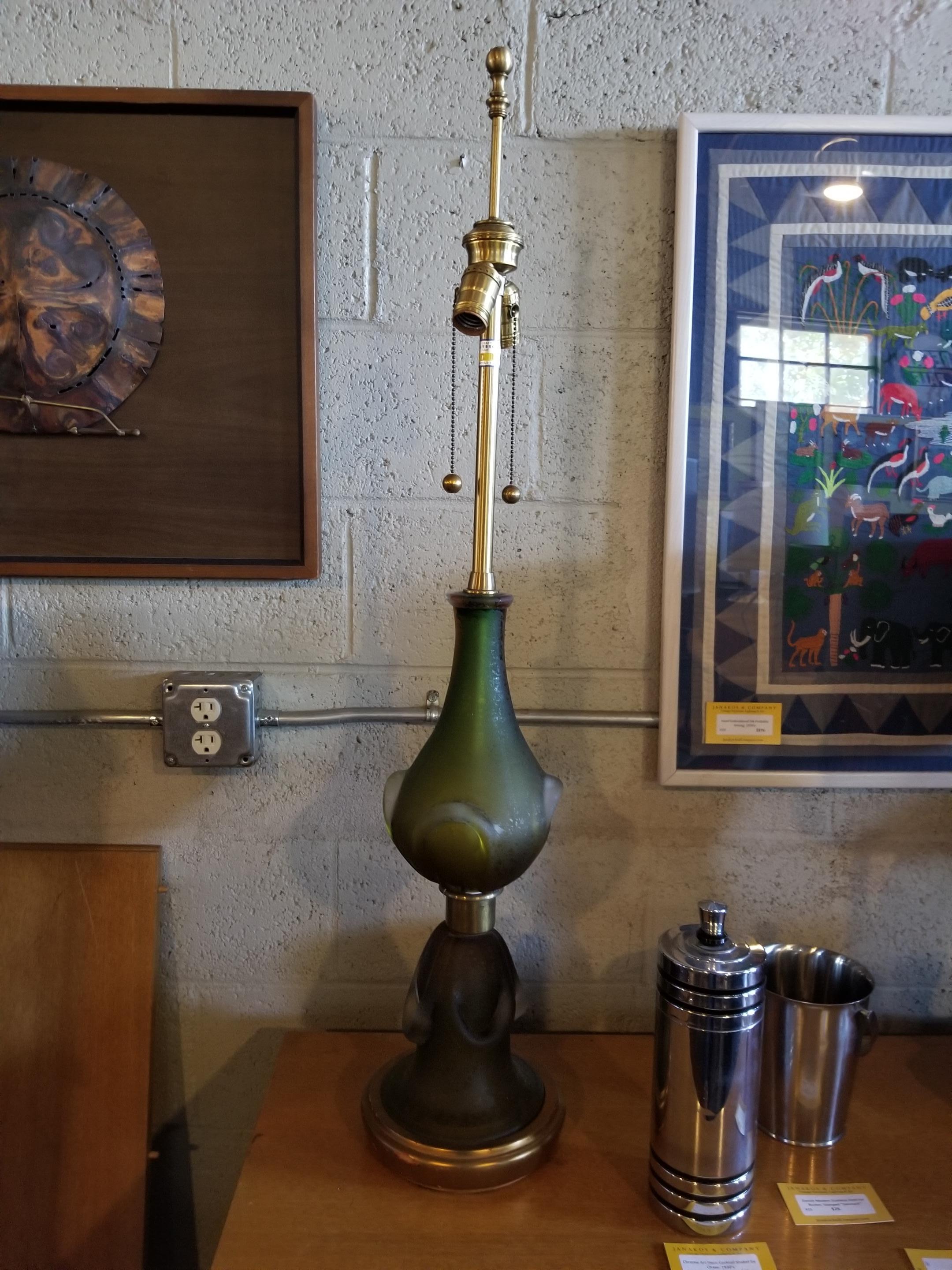 Une lampe de table en verre d'art par Marbro Lamp Company. Détail de verre pliant asymétrique, base en bois doré à la feuille. État de fonctionnement original. Conserve l'étiquette en papier 