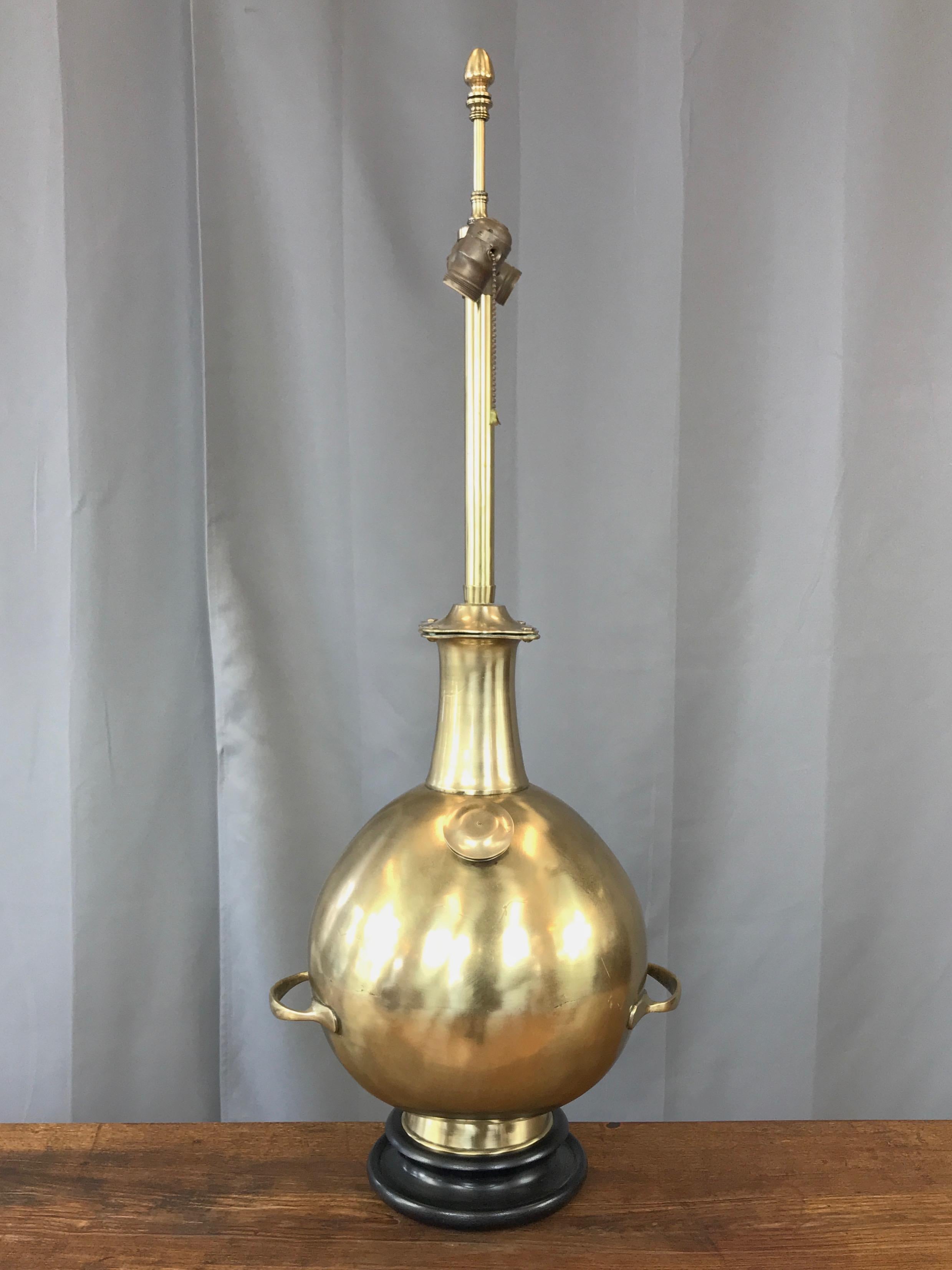 Lampe de table monumentale à cloche de plongée Marbro en laiton massif en vente 4