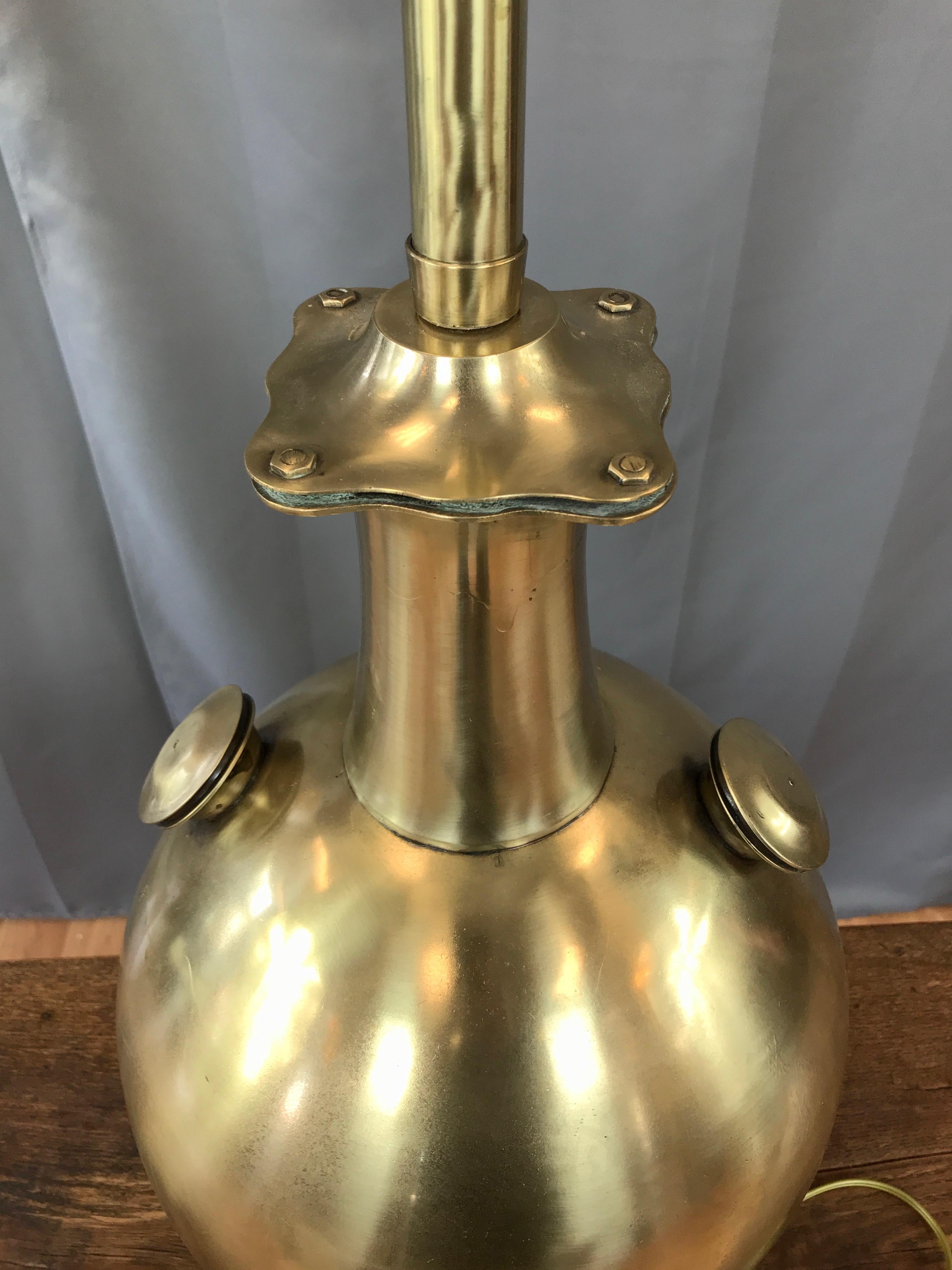 Milieu du XXe siècle Lampe de table monumentale à cloche de plongée Marbro en laiton massif en vente