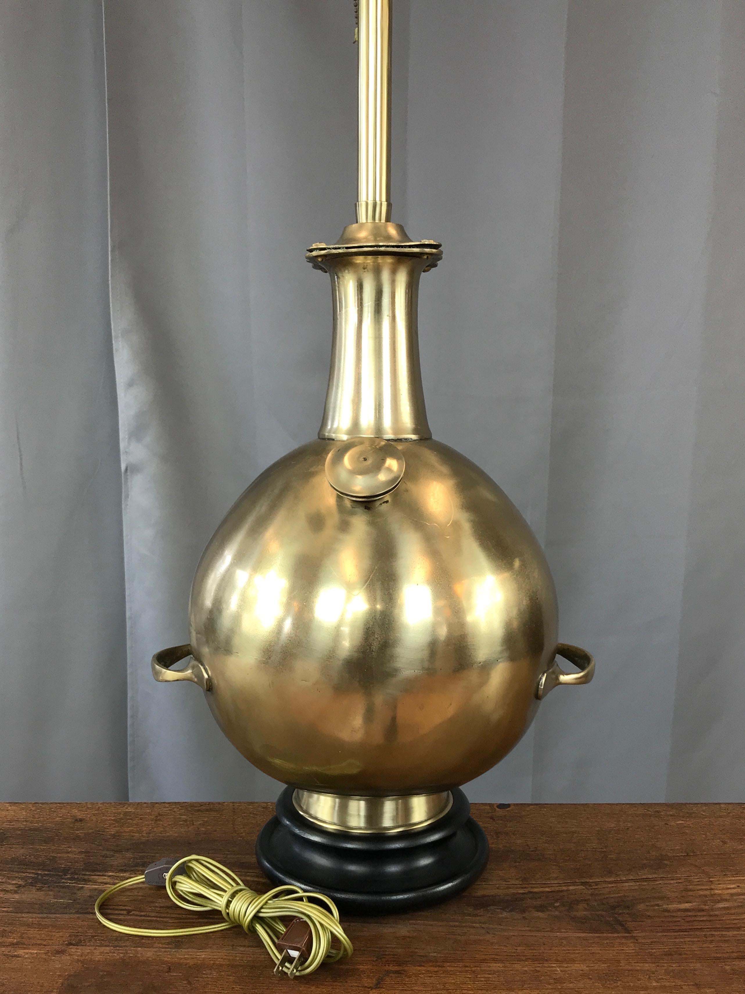 Laiton Lampe de table monumentale à cloche de plongée Marbro en laiton massif en vente
