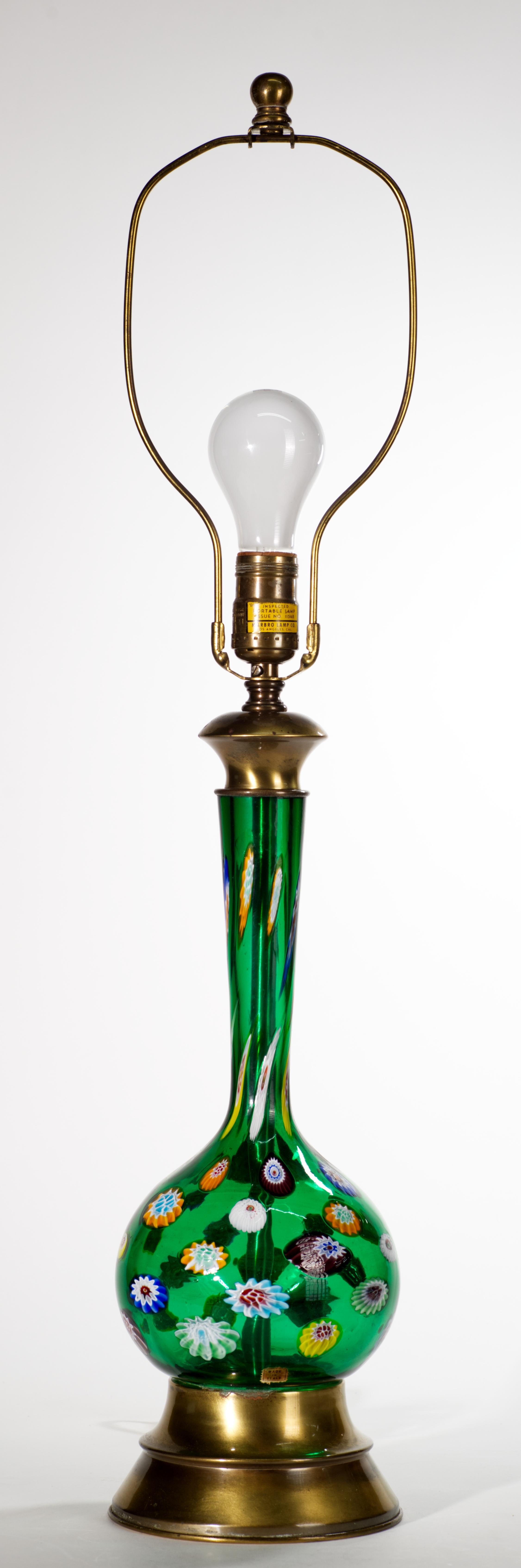 Rara lámpara de sobremesa vintage con millefiori multicolor sobre un fondo verde esmeralda como una joya. Las brillantes inclusiones millefiori forman un patrón gráfico abstracto sobre el cristal oscuro, con formas millefiori retorcidas y alargadas