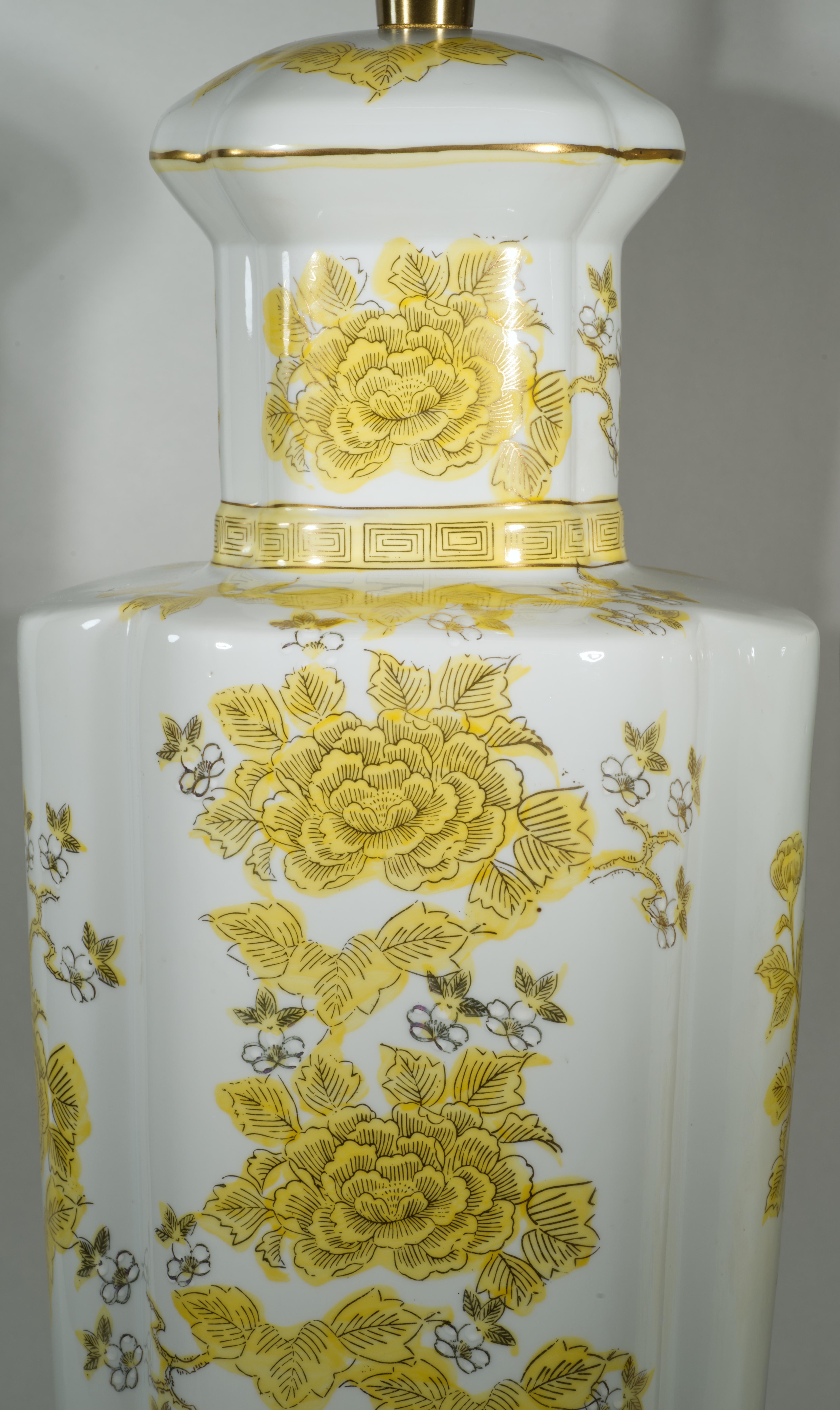 Marbro Pair of Large Chinoiserie Urn Table Lamps with Imari Decor For Sale 4