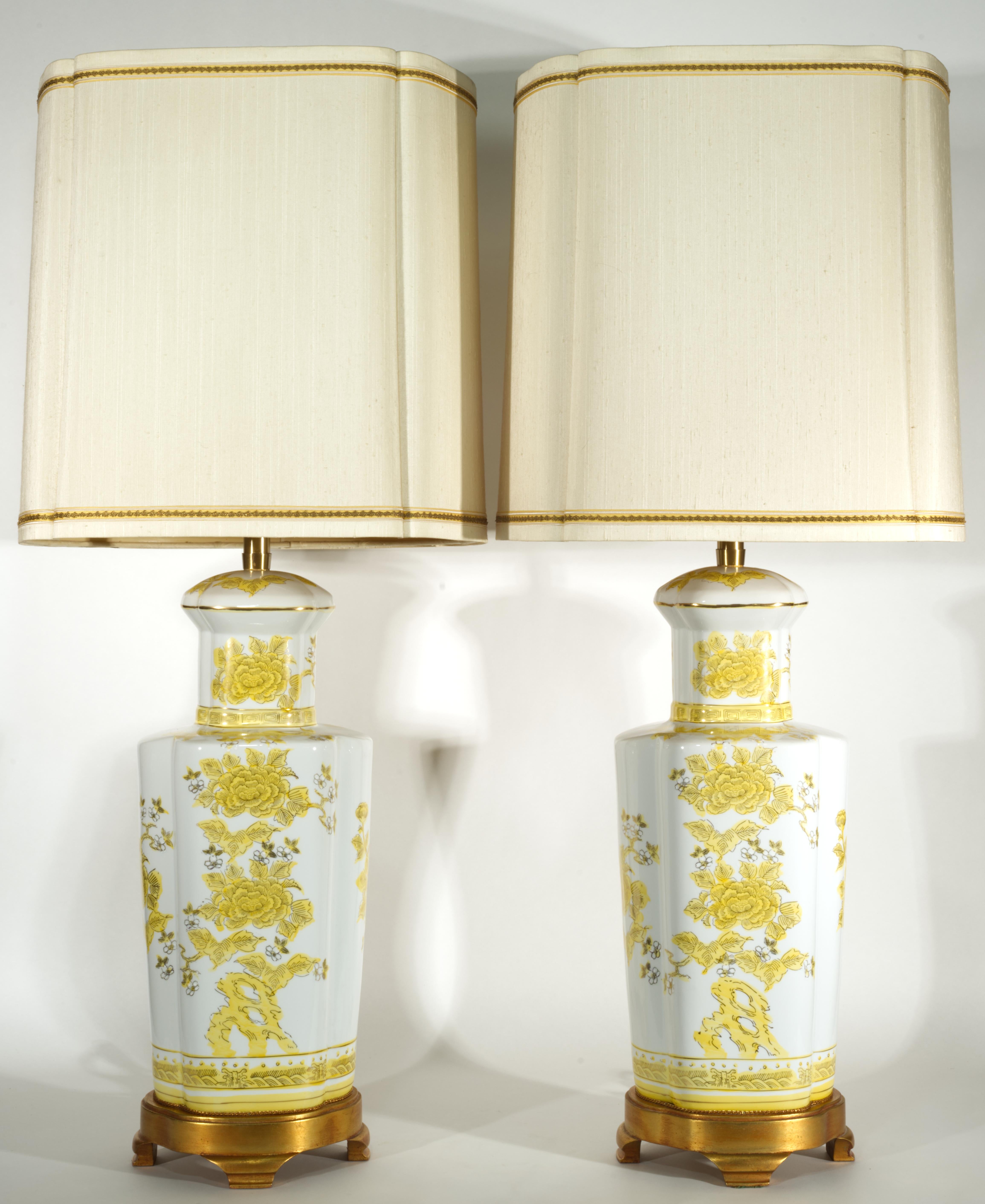 Marbro Pair of Large Chinoiserie Urn Table Lamps with Imari Decor For Sale 6