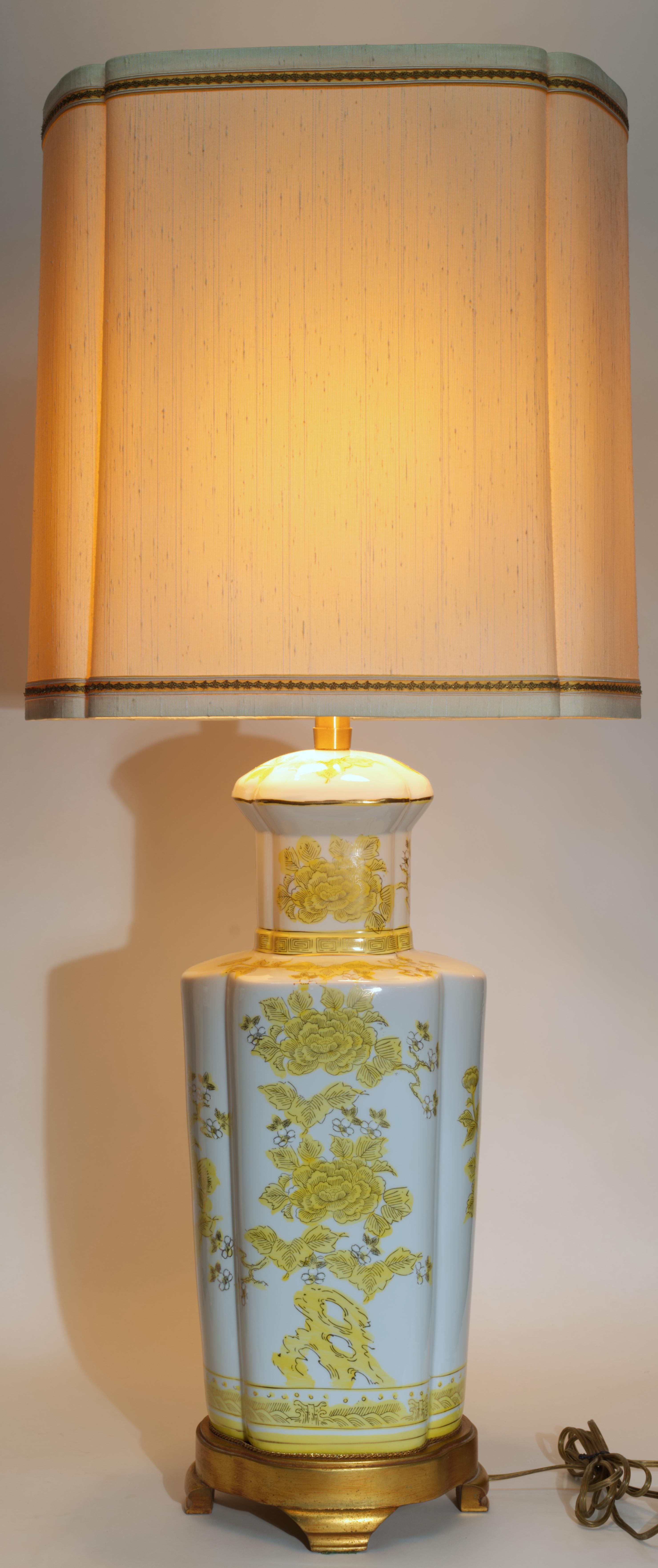 Marbro Pair of Large Chinoiserie Urn Table Lamps with Imari Decor For Sale 7