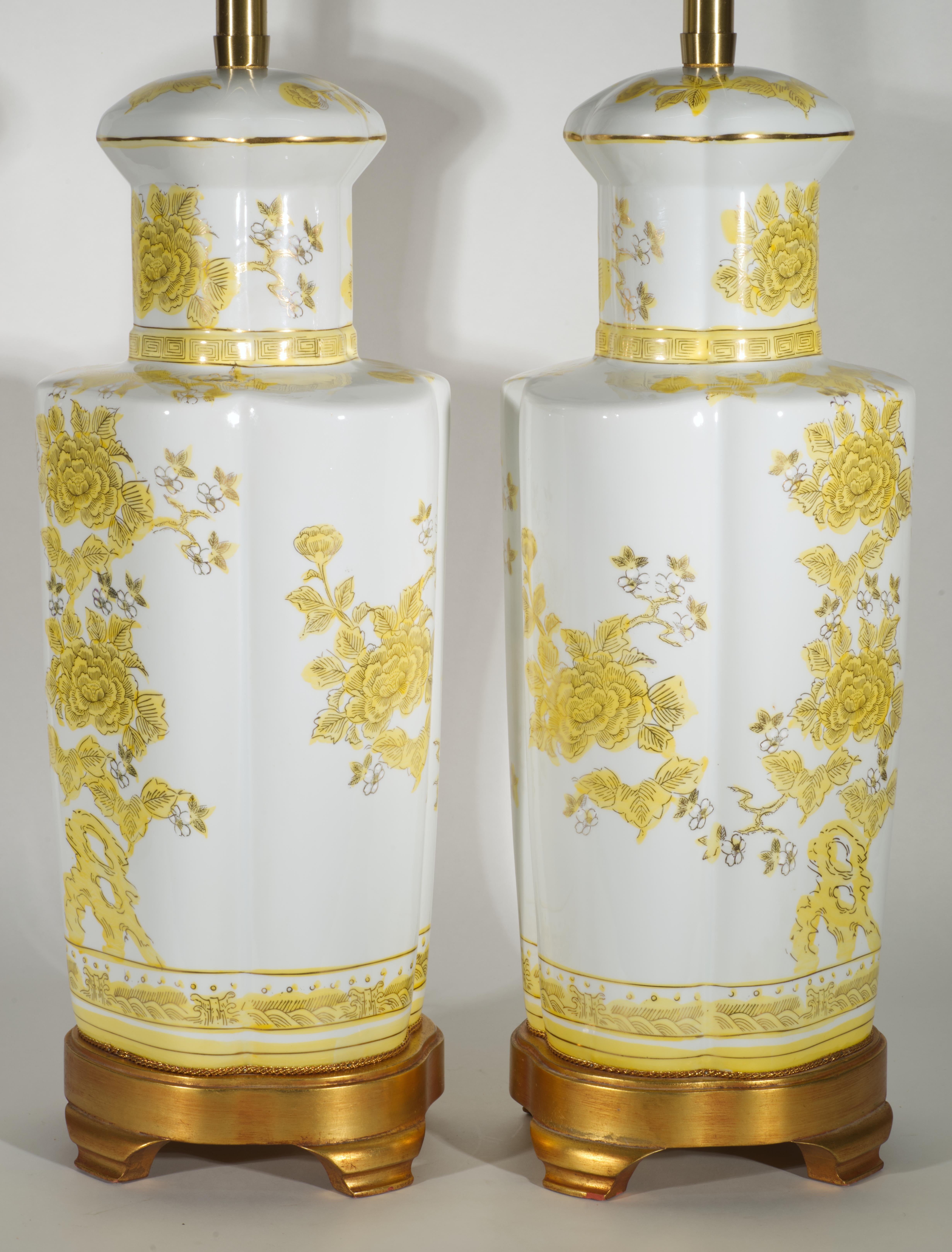 American Marbro Pair of Large Chinoiserie Urn Table Lamps with Imari Decor For Sale